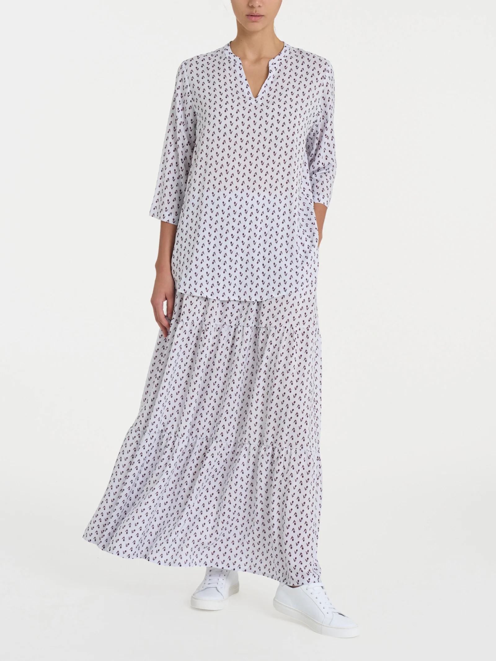 Blusa con scollo a V e tulips pattern in Ecoseta - Fant. Dawn Blue - Image 5