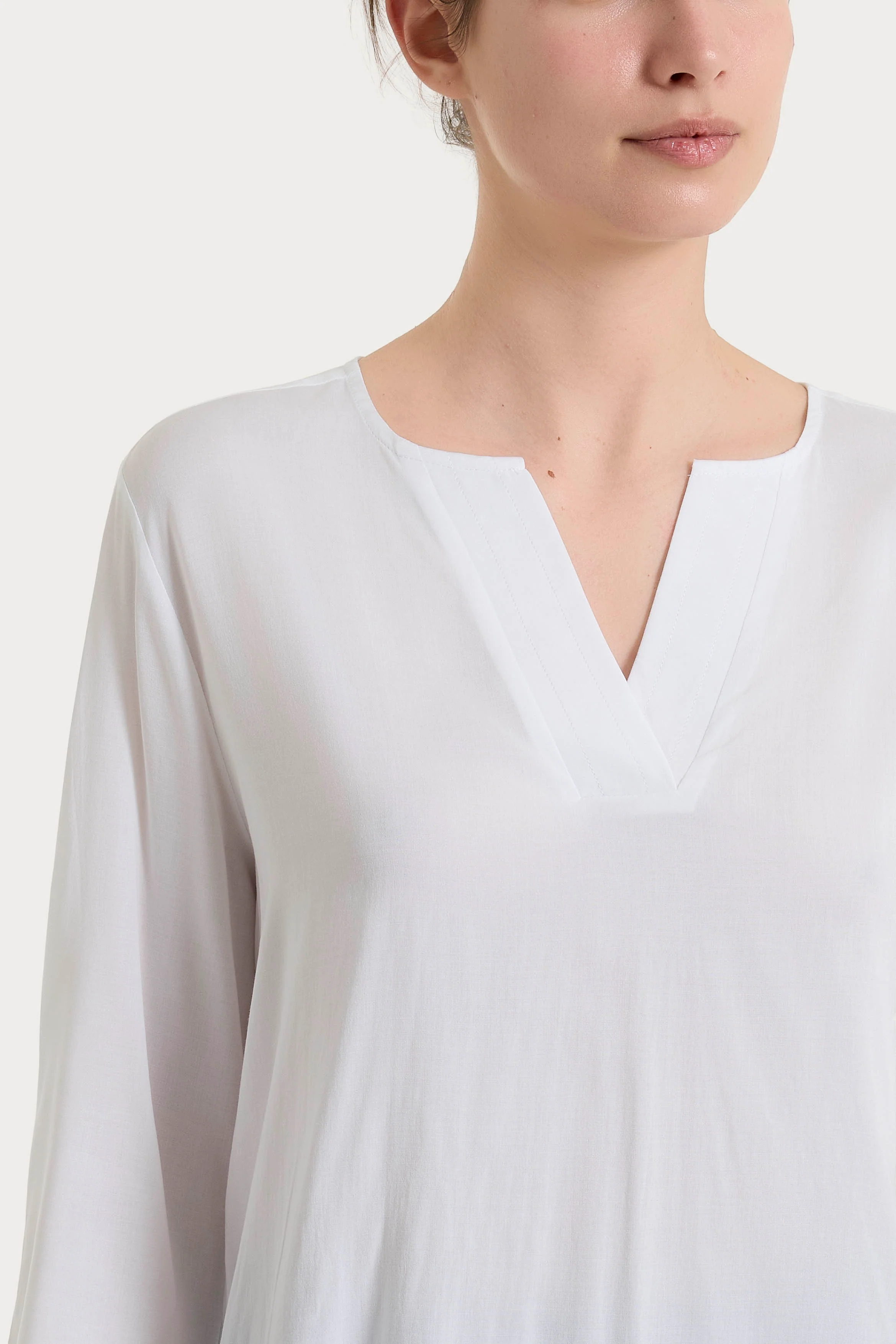 Blusa con scollo a V in Voile Stretch - Bianco - Image 4