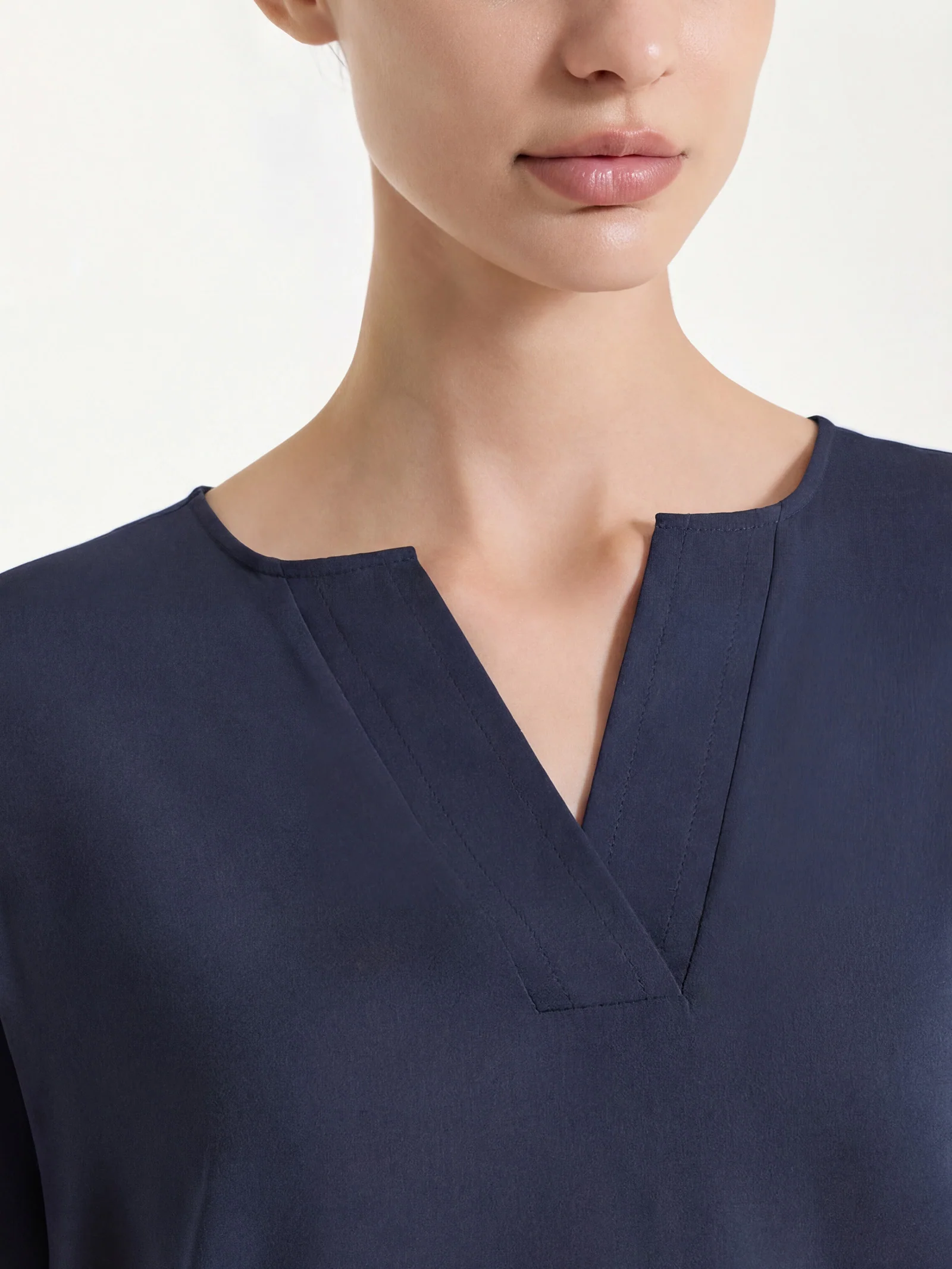 Blusa con scollo a V in Voile Stretch - Bleu - Image 3