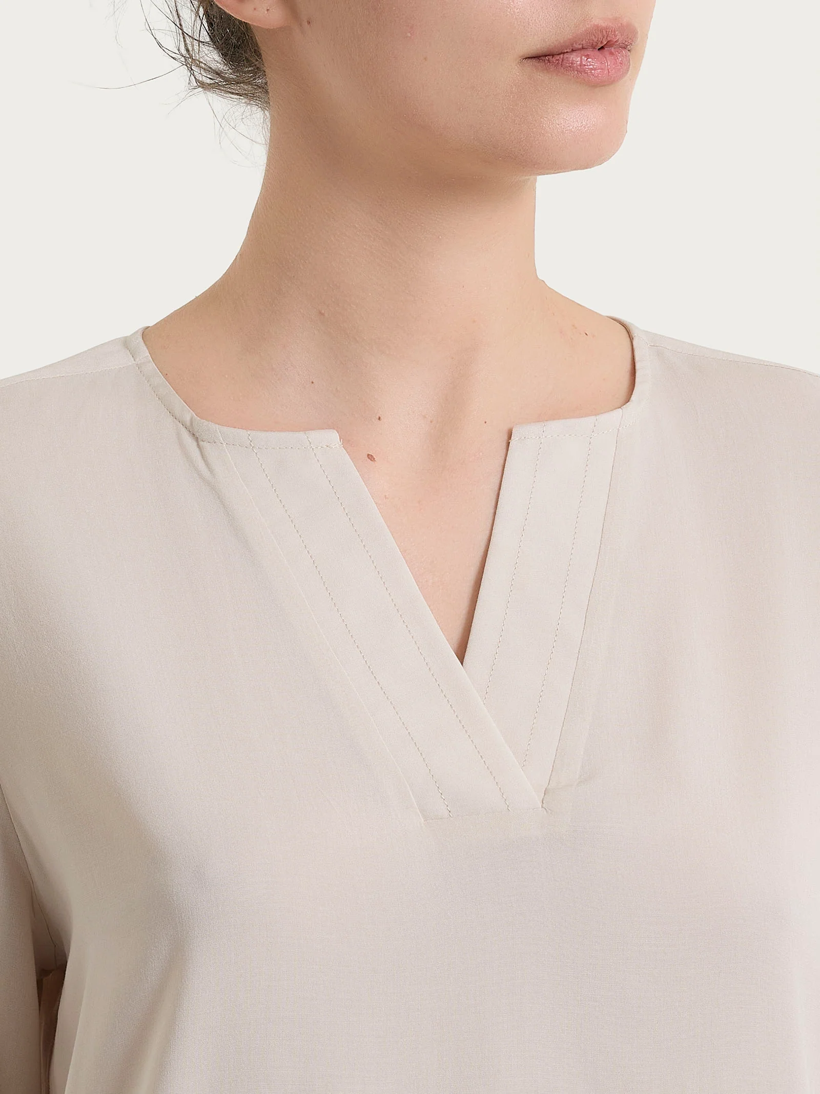 Blusa con scollo a V in Voile Stretch - Champignon - Image 3