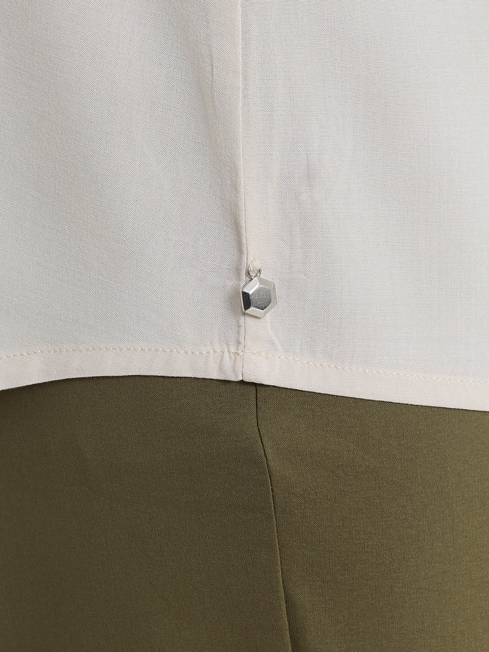 Blusa con scollo a V in Voile Stretch - Champignon - Image 4