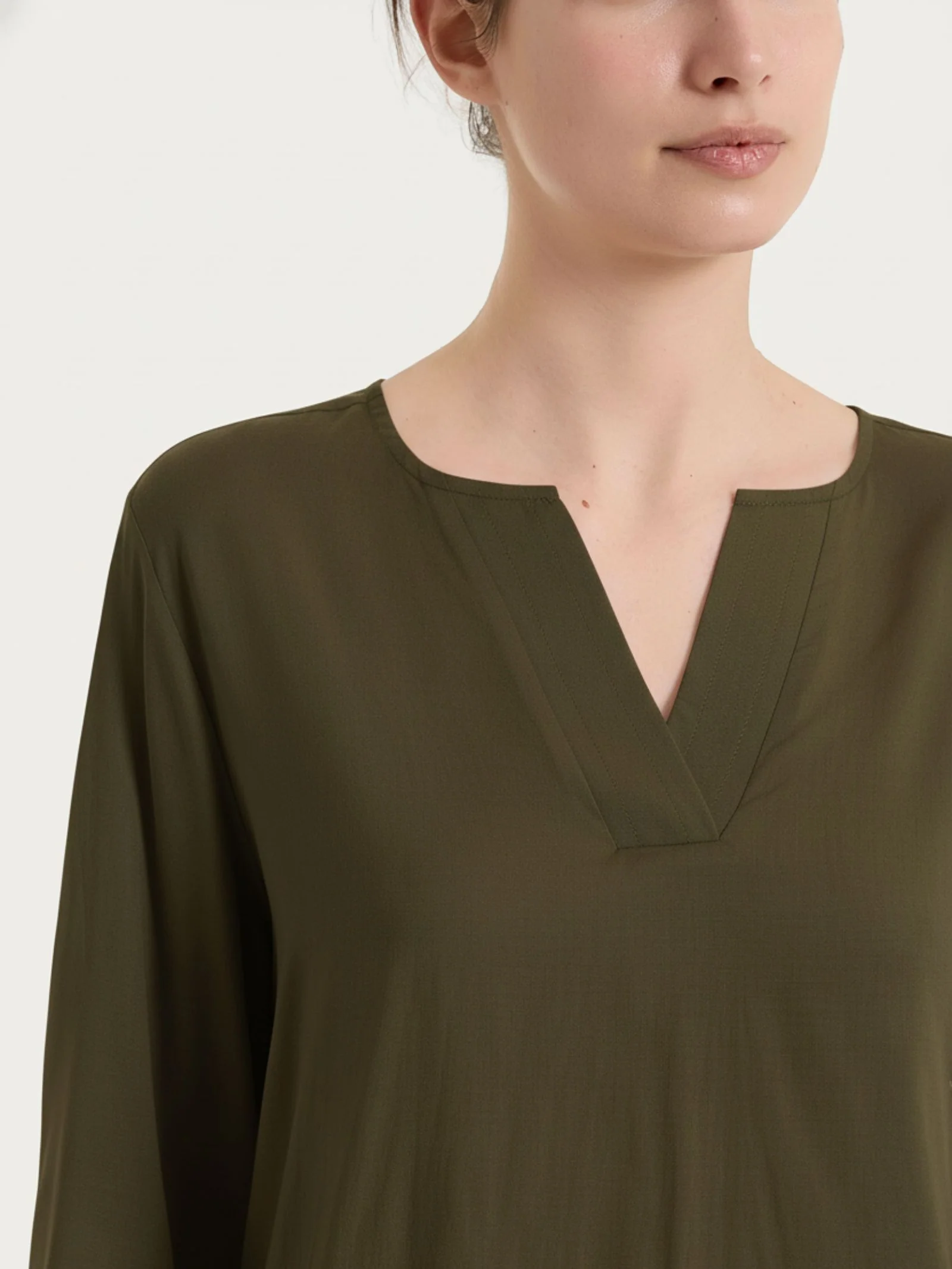Blusa con scollo a V in Voile Stretch - Dark Olive - Image 3