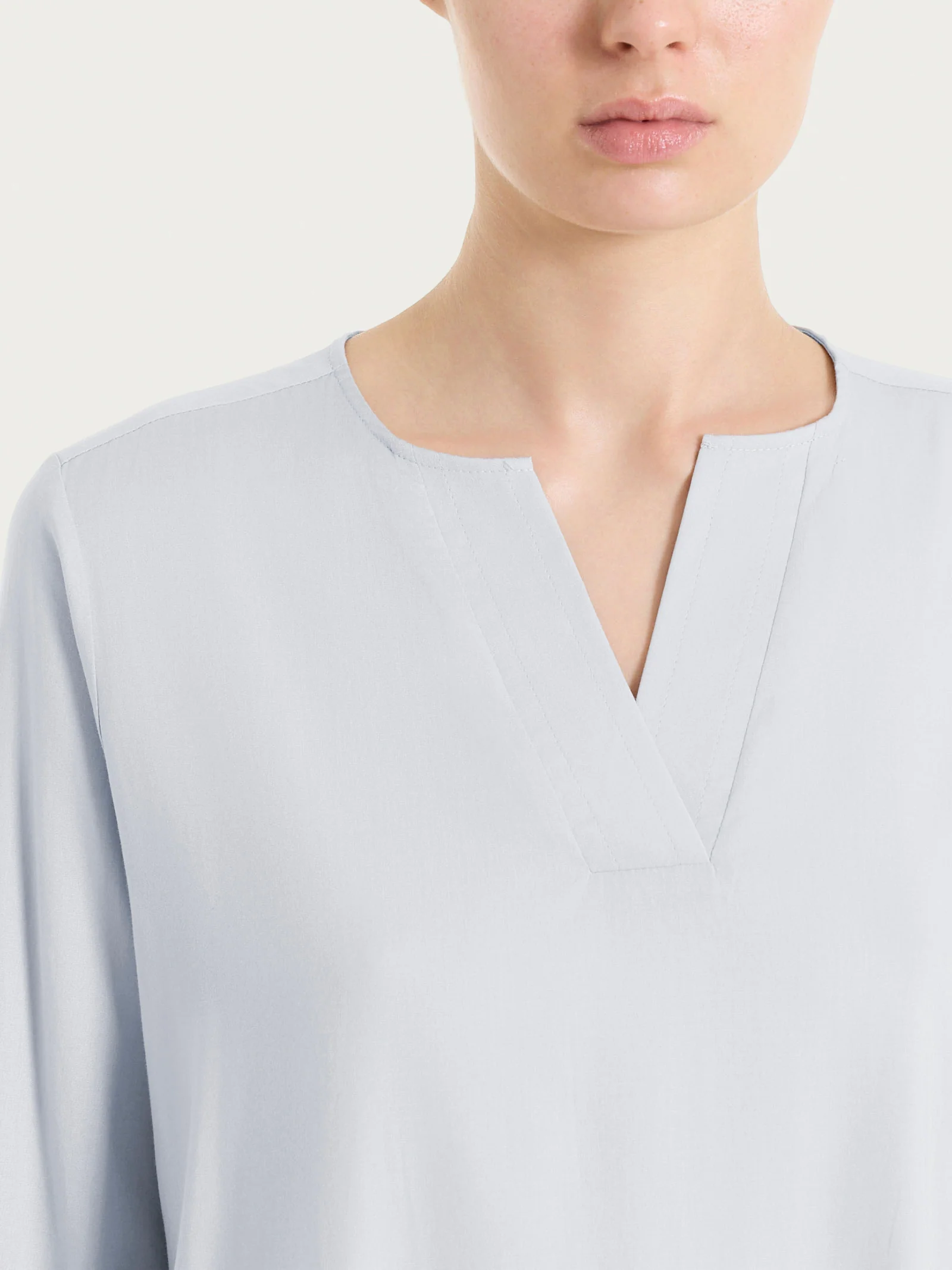 Blusa con scollo a V in Voile Stretch - Lilac Hint - Image 3