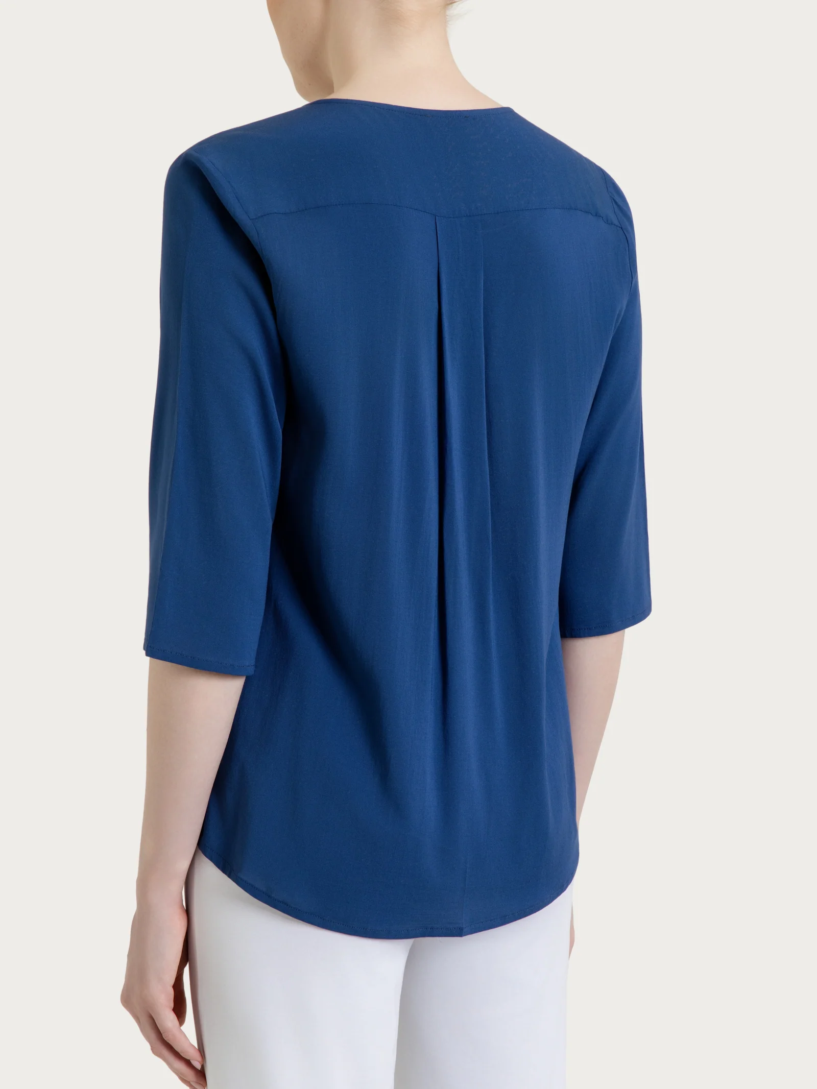 Blusa con scollo a V in Voile Stretch - Oceana - Image 2