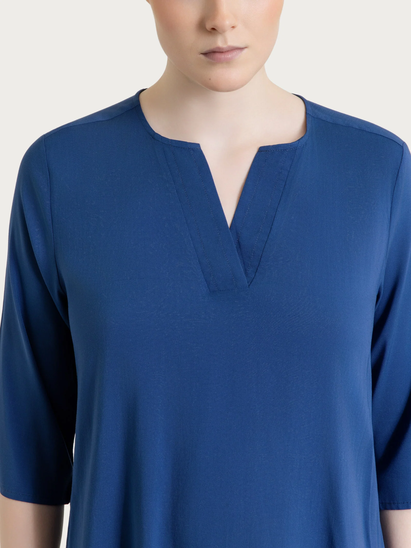 Blusa con scollo a V in Voile Stretch - Oceana - Image 4