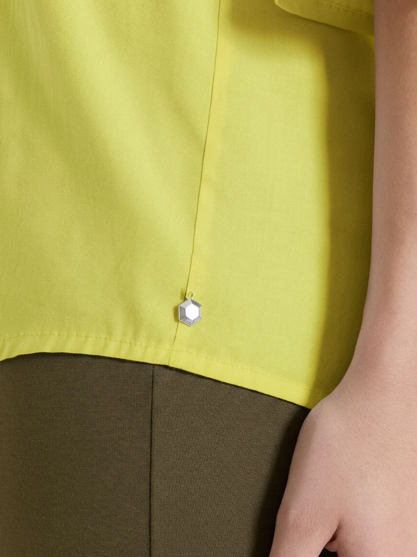 Blusa con scollo a V in Voile Stretch - Acacia - Image 3