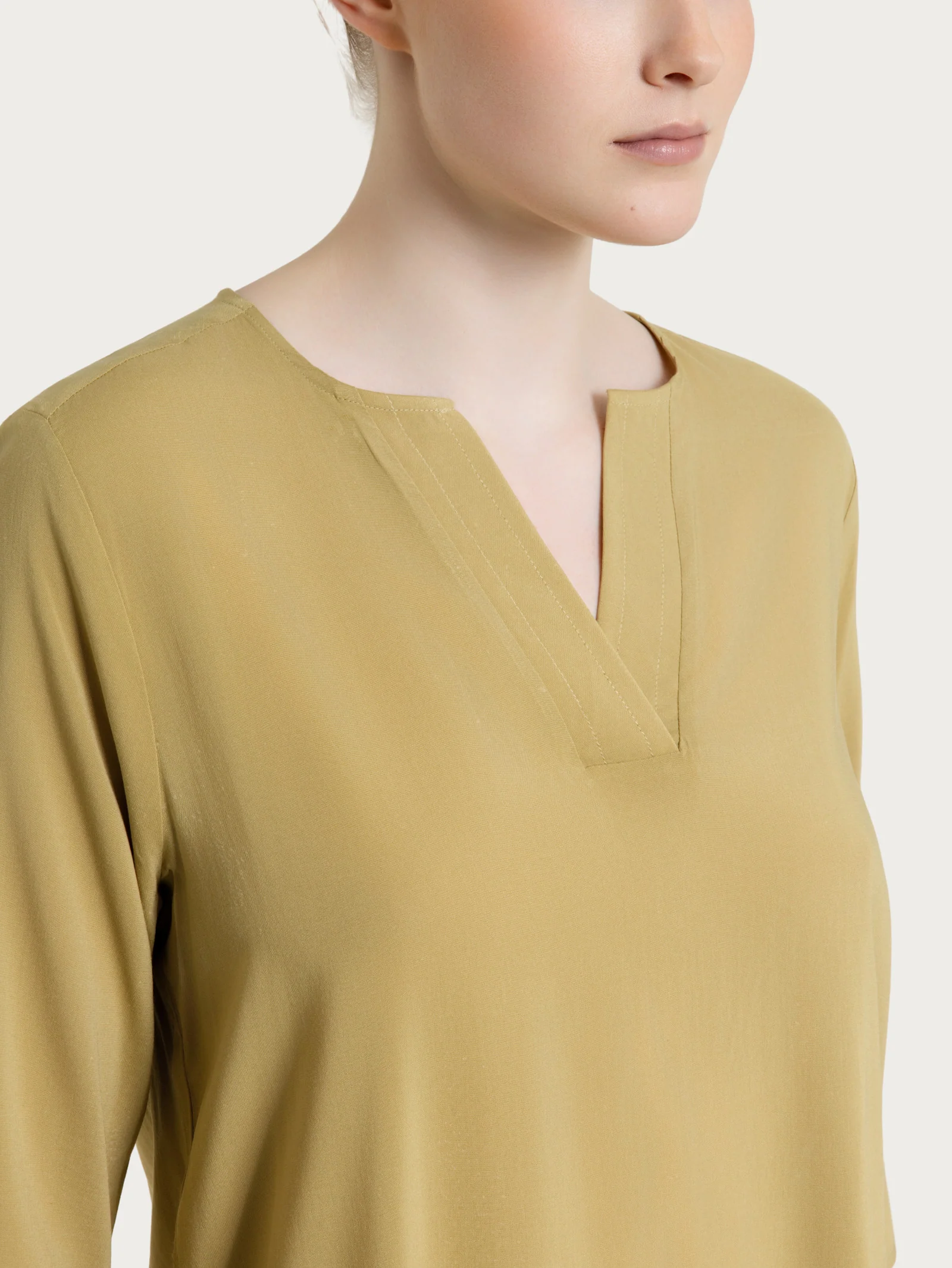 Blusa con scollo a V in Voile Stretch - Khaki - Image 3