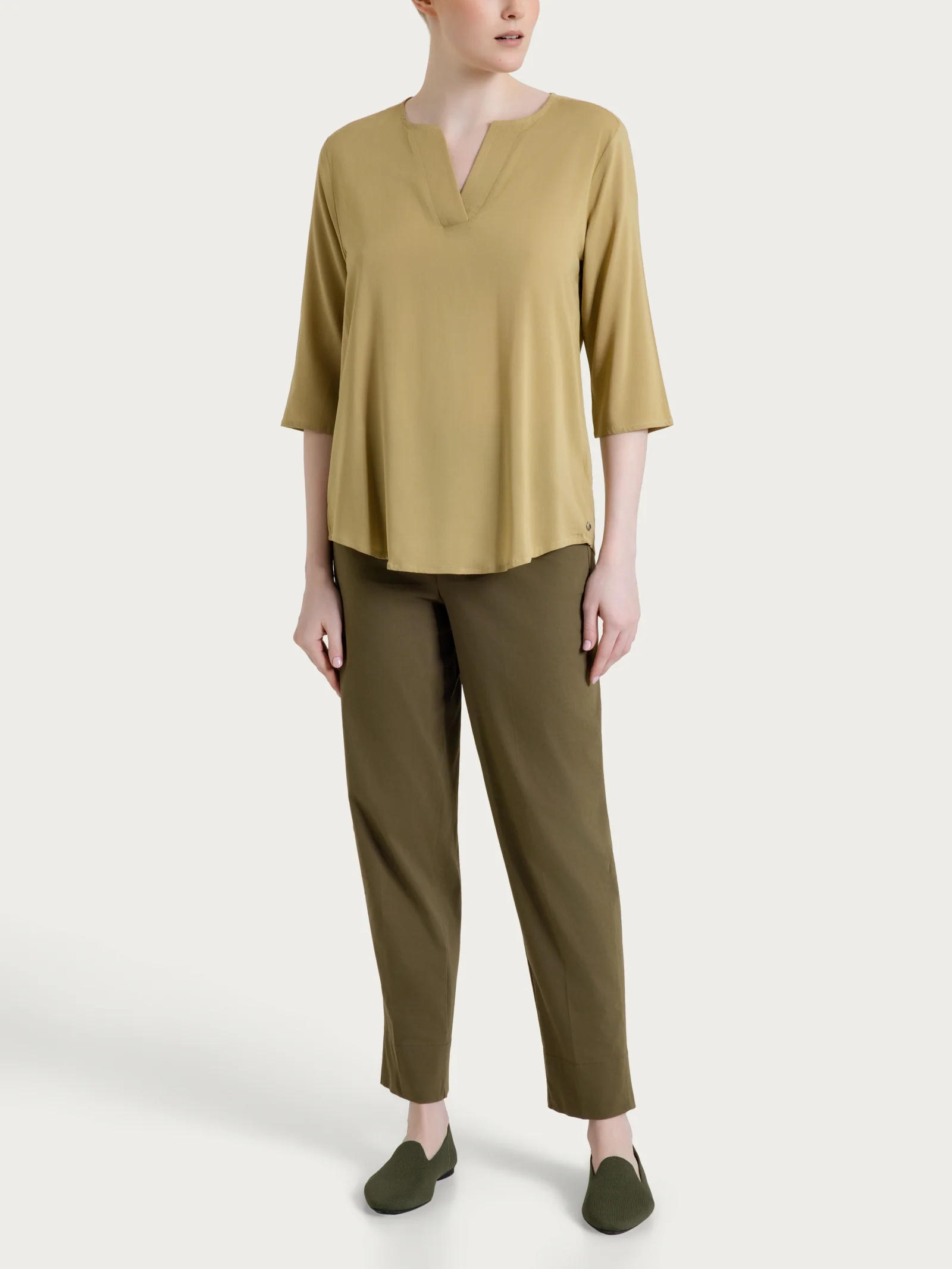 Blusa con scollo a V in Voile Stretch - Khaki - Image 4