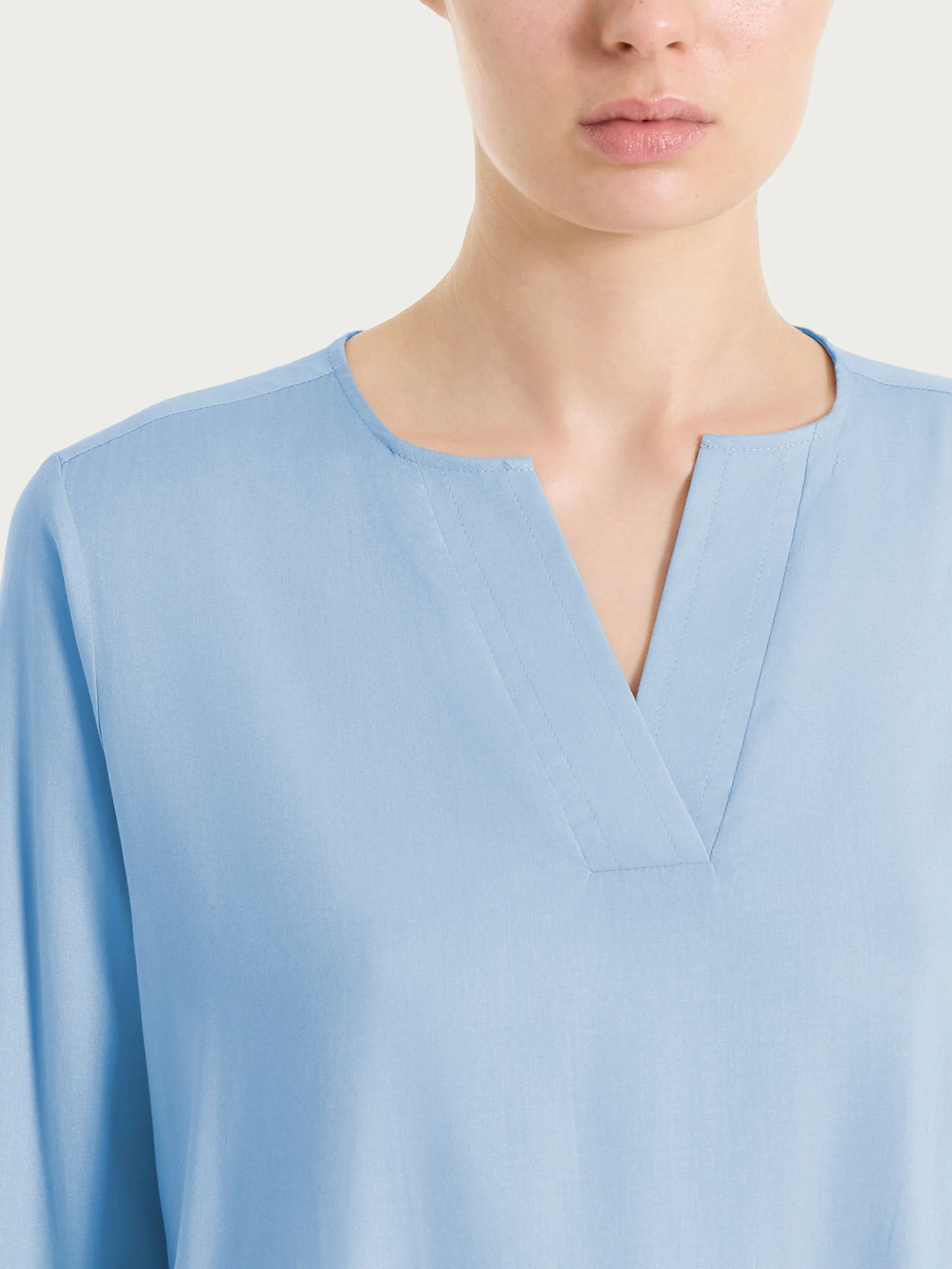 Blusa con scollo a V in Voile Stretch - Dusty Blue - Image 3