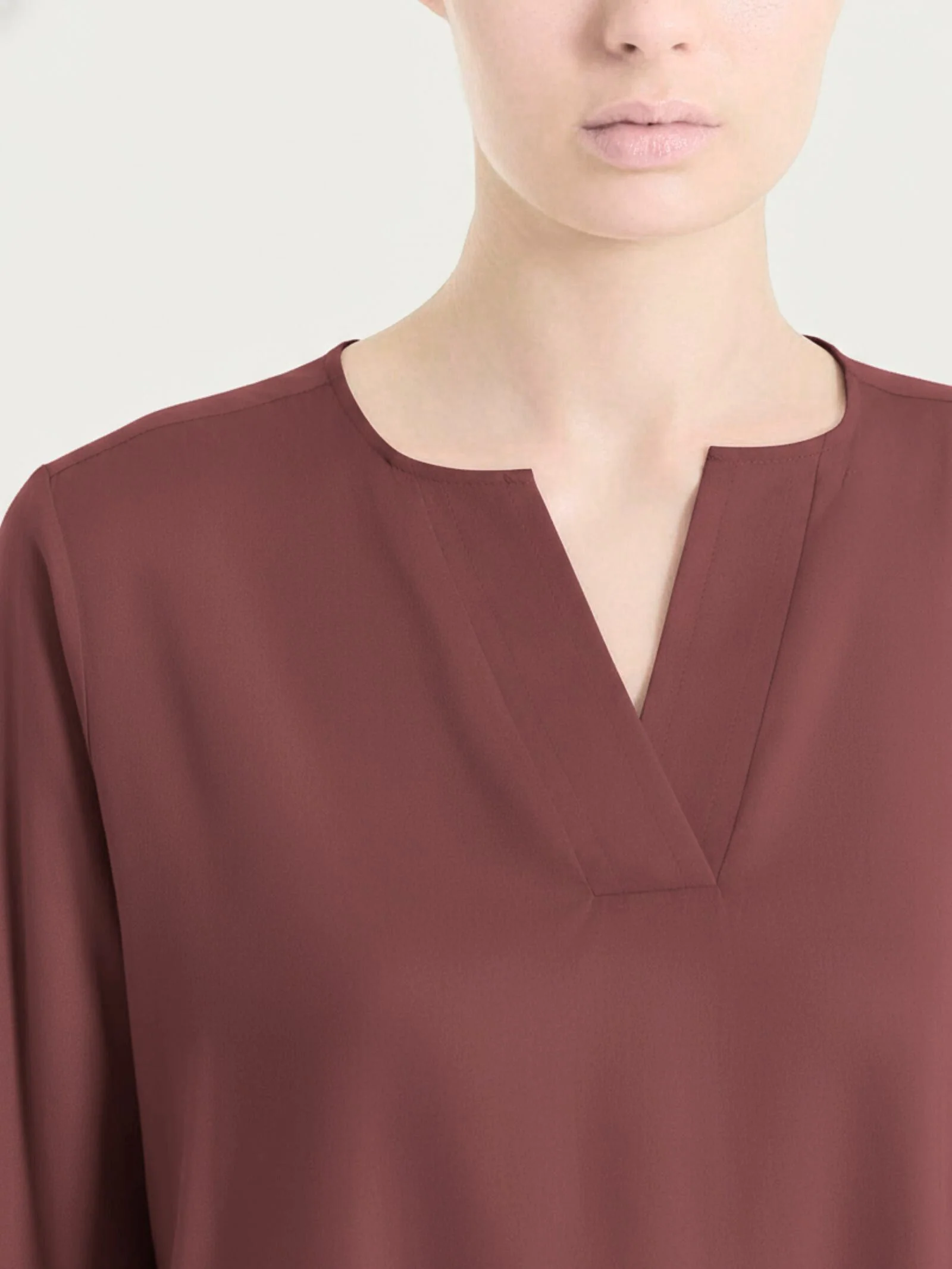 Blusa con scollo a V in Voile Stretch - Mahogany - Image 3