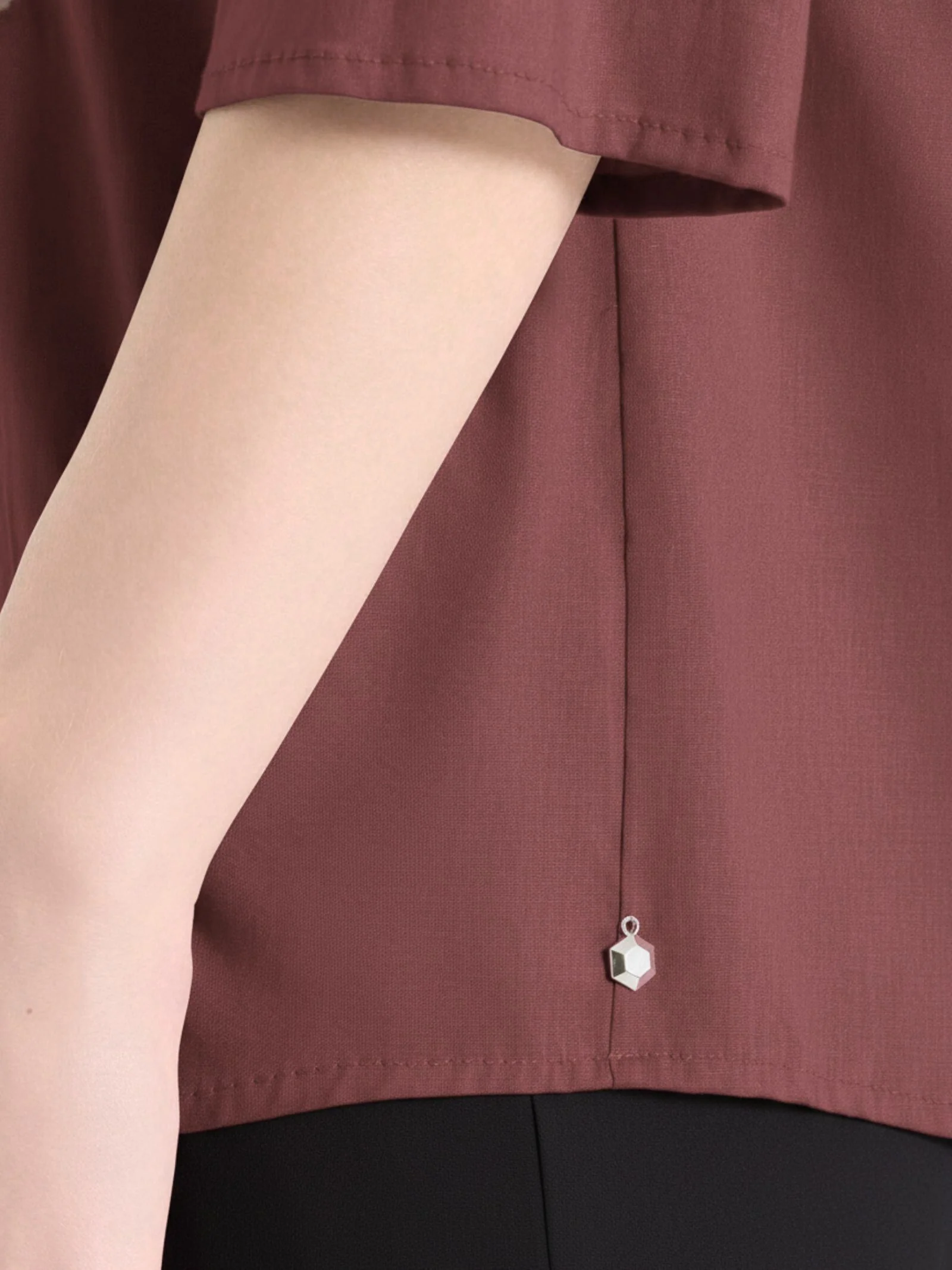 Blusa con scollo a V in Voile Stretch - Mahogany - Image 4