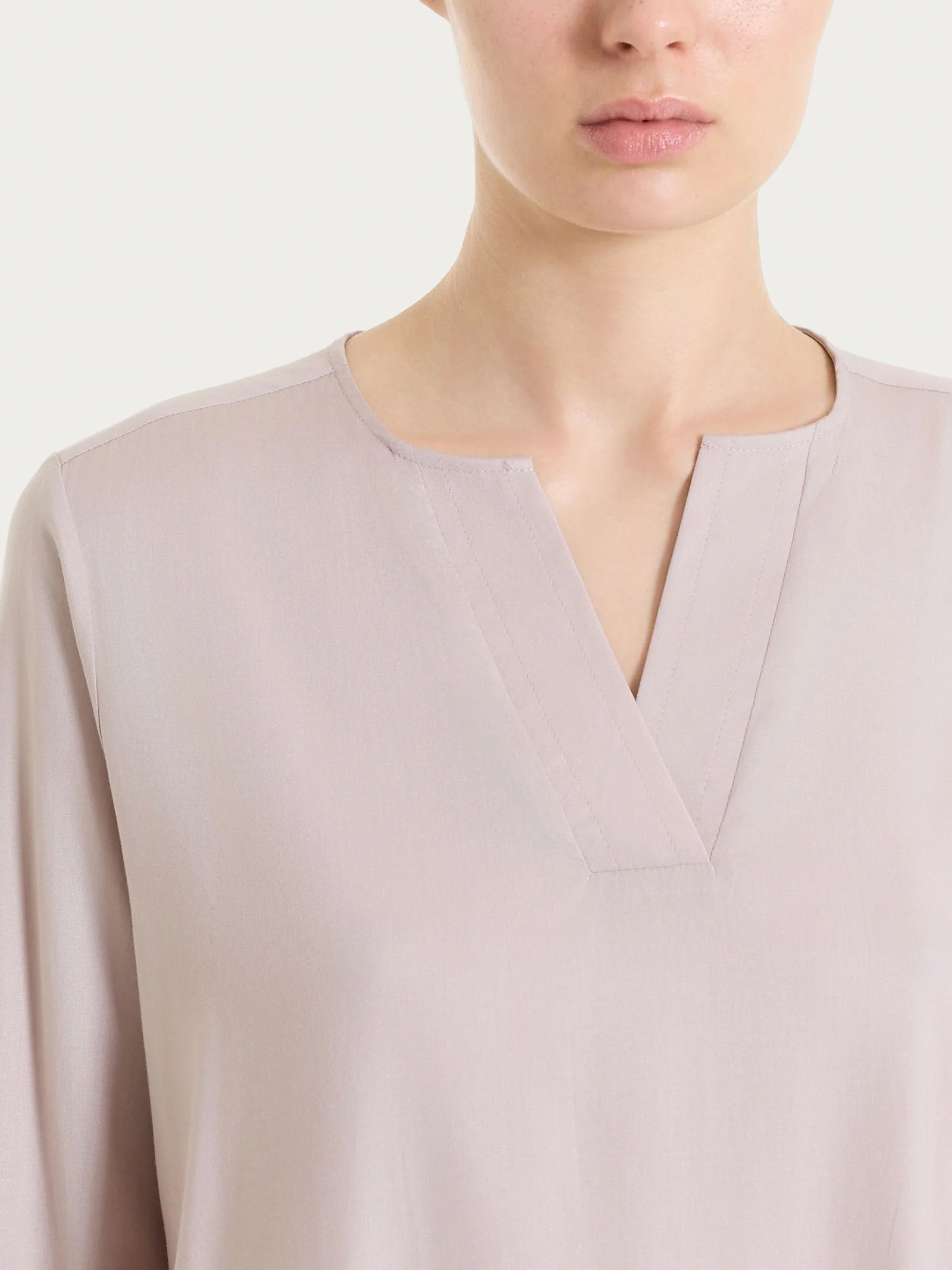 Blusa con scollo a V in Voile Stretch - Sphinx - Image 3
