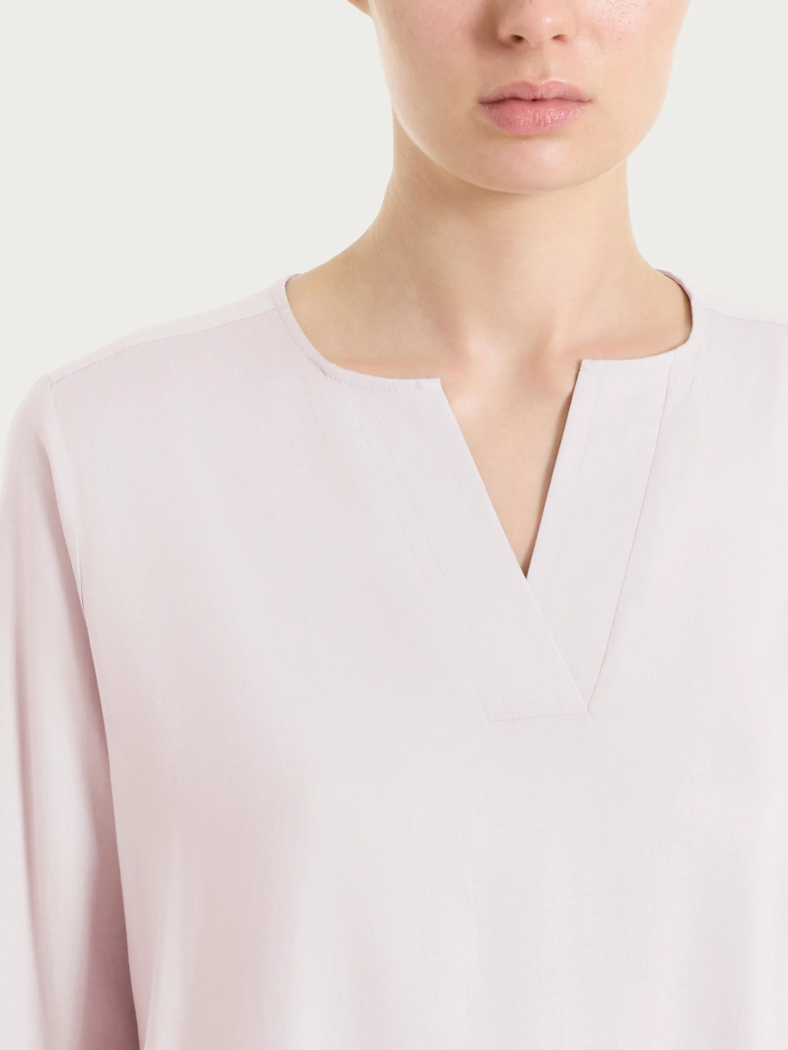 Blusa con scollo a V in Voile Stretch - Hushed Violet - Image 3