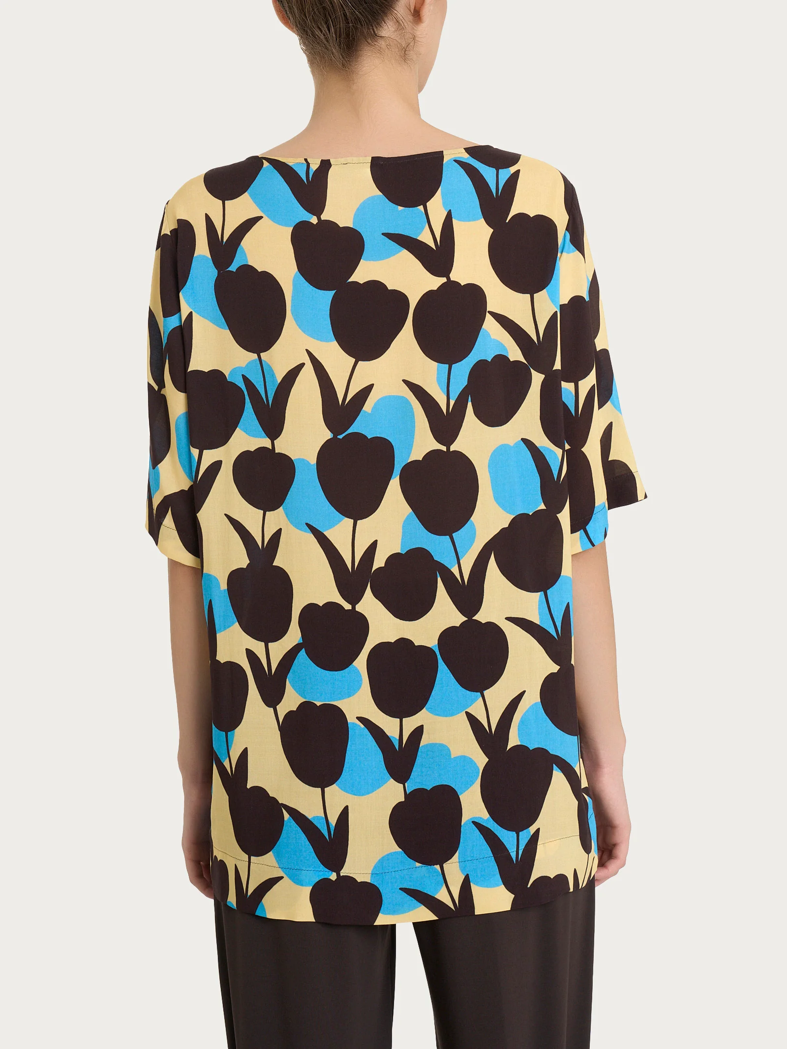 Blusa girocollo con macro tulips pattern in Ecoseta - Fant. Azure Blue - Image 2