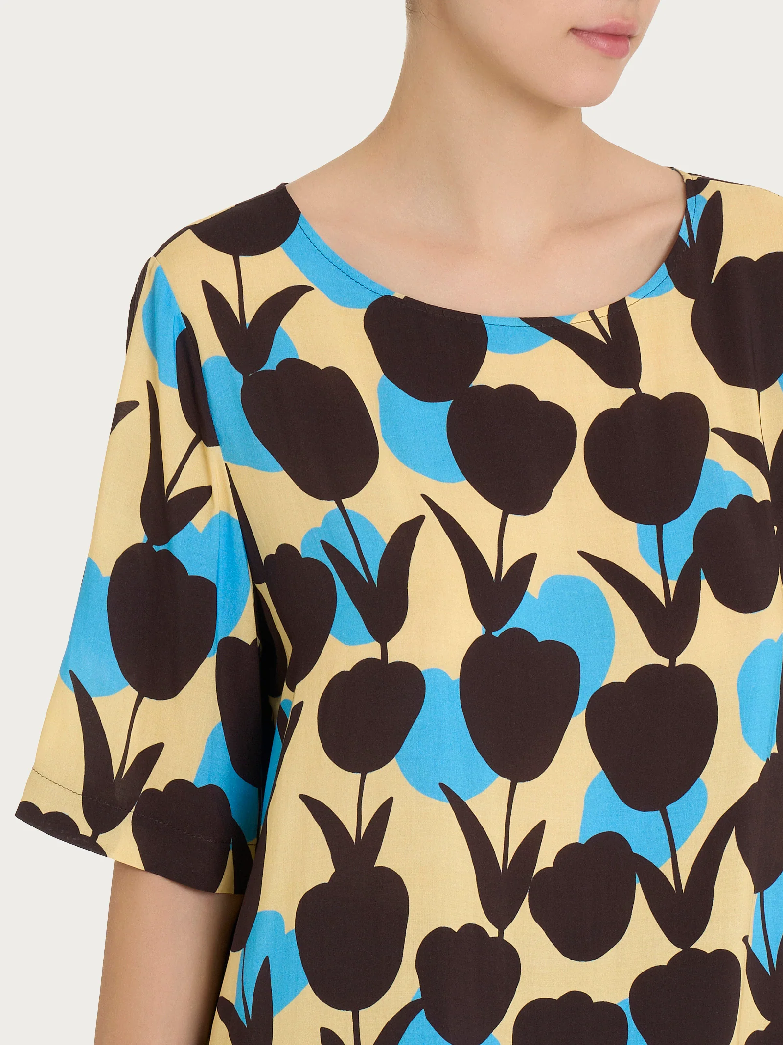 Blusa girocollo con macro tulips pattern in Ecoseta - Fant. Azure Blue - Image 3