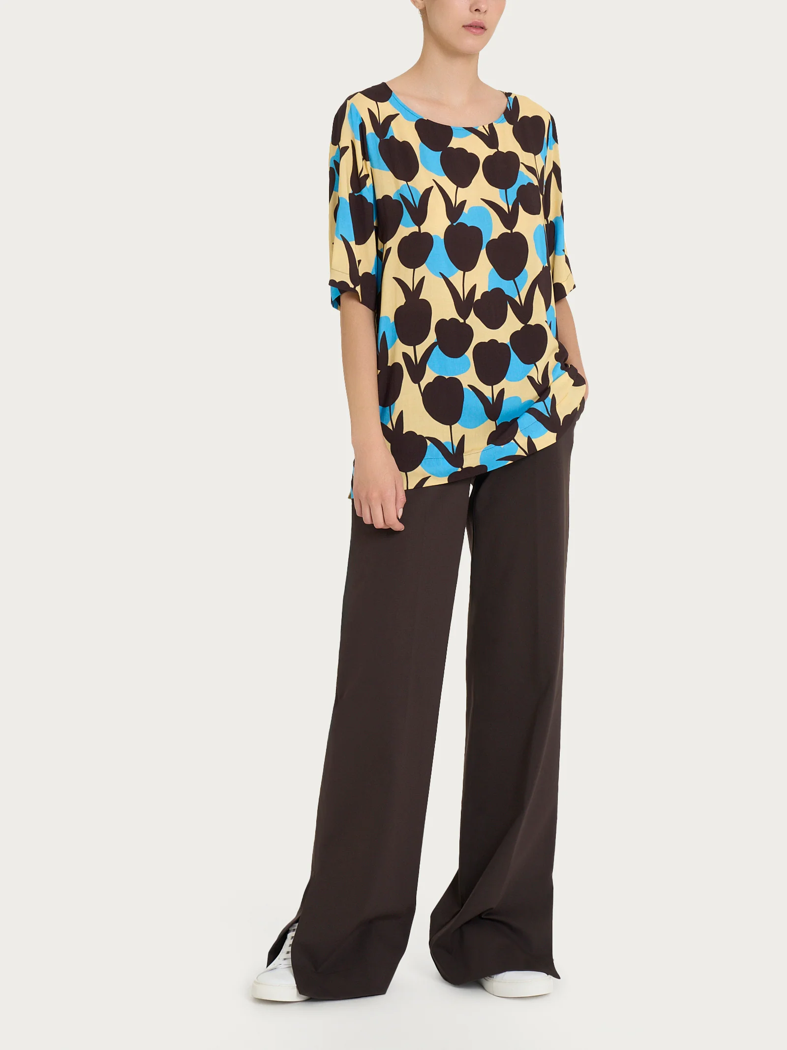 Blusa girocollo con macro tulips pattern in Ecoseta - Fant. Azure Blue - Image 4