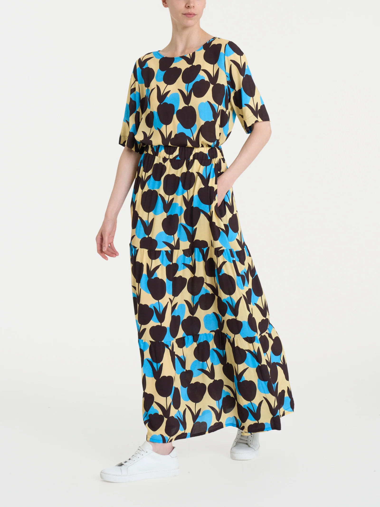 Blusa girocollo con macro tulips pattern in Ecoseta - Fant. Azure Blue - Image 5