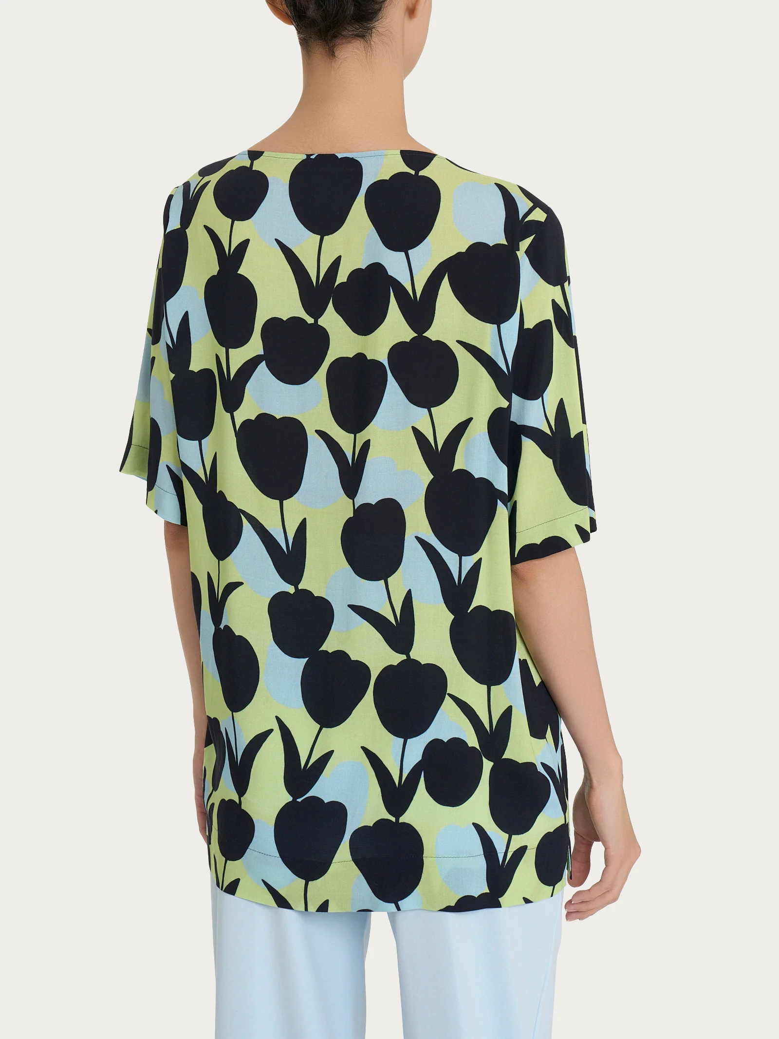 Blusa girocollo con macro tulips pattern in Ecoseta - Fant. Shadow Lime - Image 2