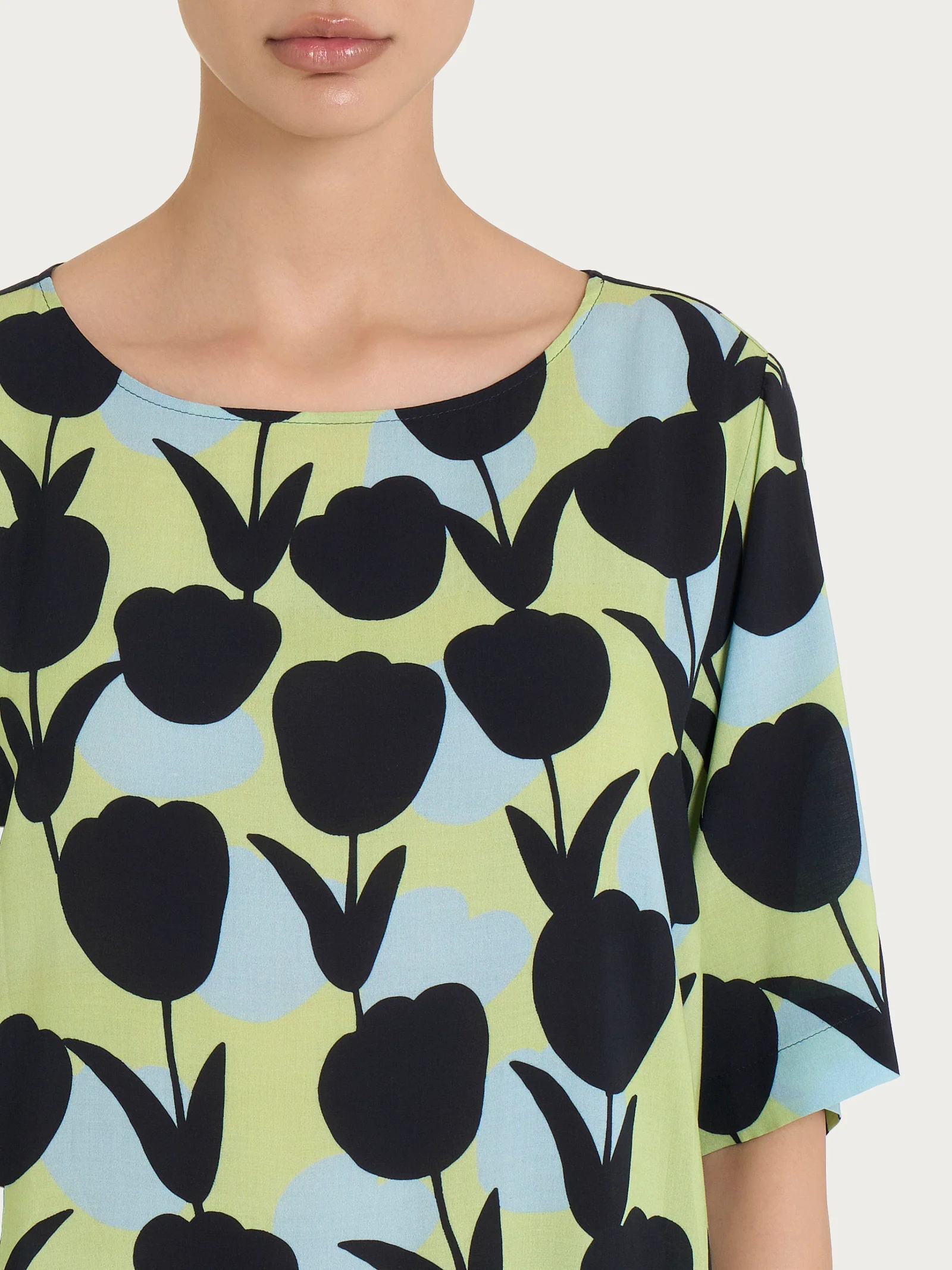 Blusa girocollo con macro tulips pattern in Ecoseta - Fant. Shadow Lime - Image 3