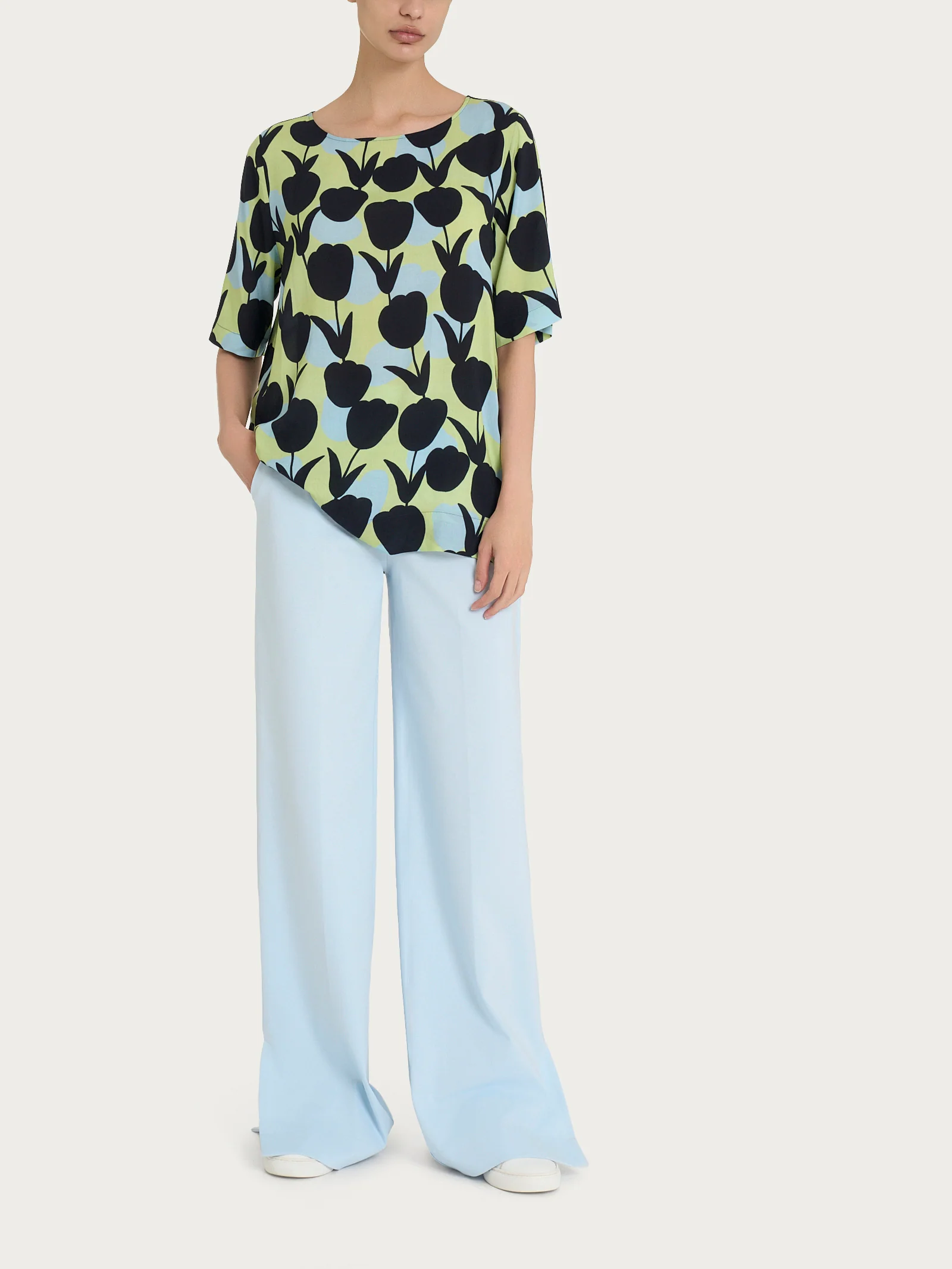 Blusa girocollo con macro tulips pattern in Ecoseta - Fant. Shadow Lime - Image 4