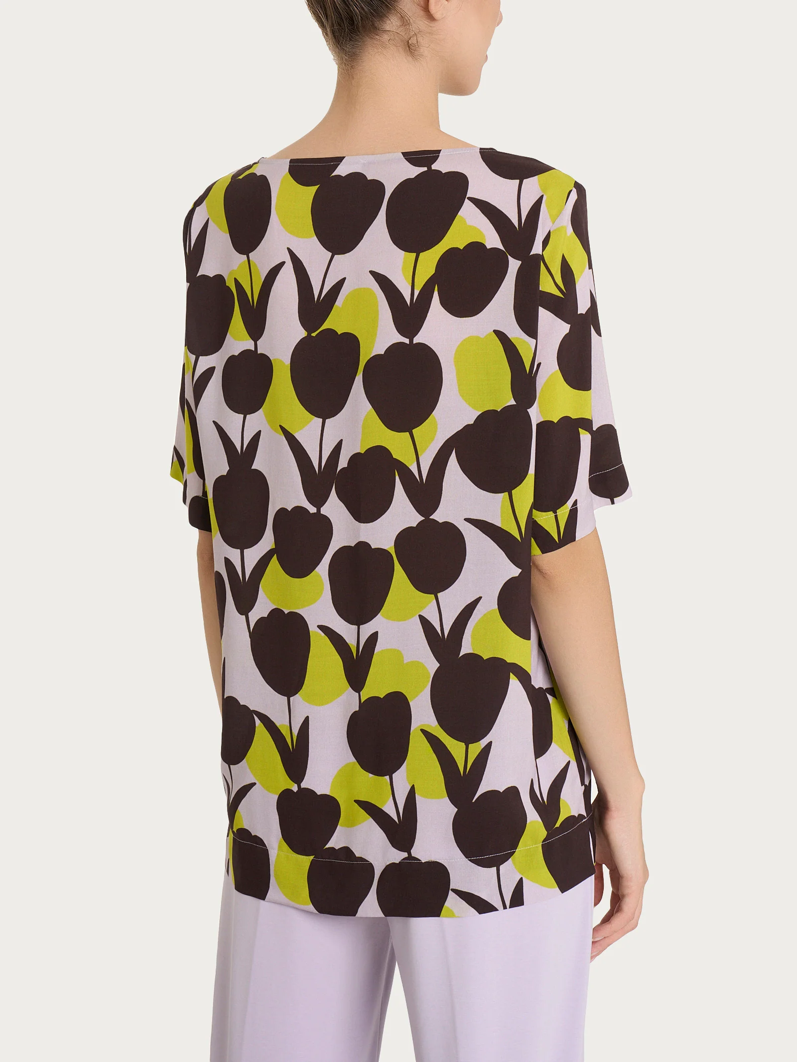 Blusa girocollo con macro tulips pattern in Ecoseta - Fant. Grenoble Green - Image 2