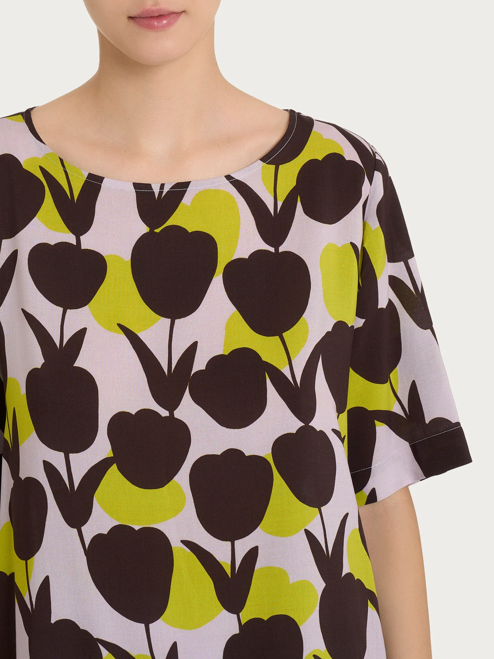 Blusa girocollo con macro tulips pattern in Ecoseta - Fant. Grenoble Green - Image 3