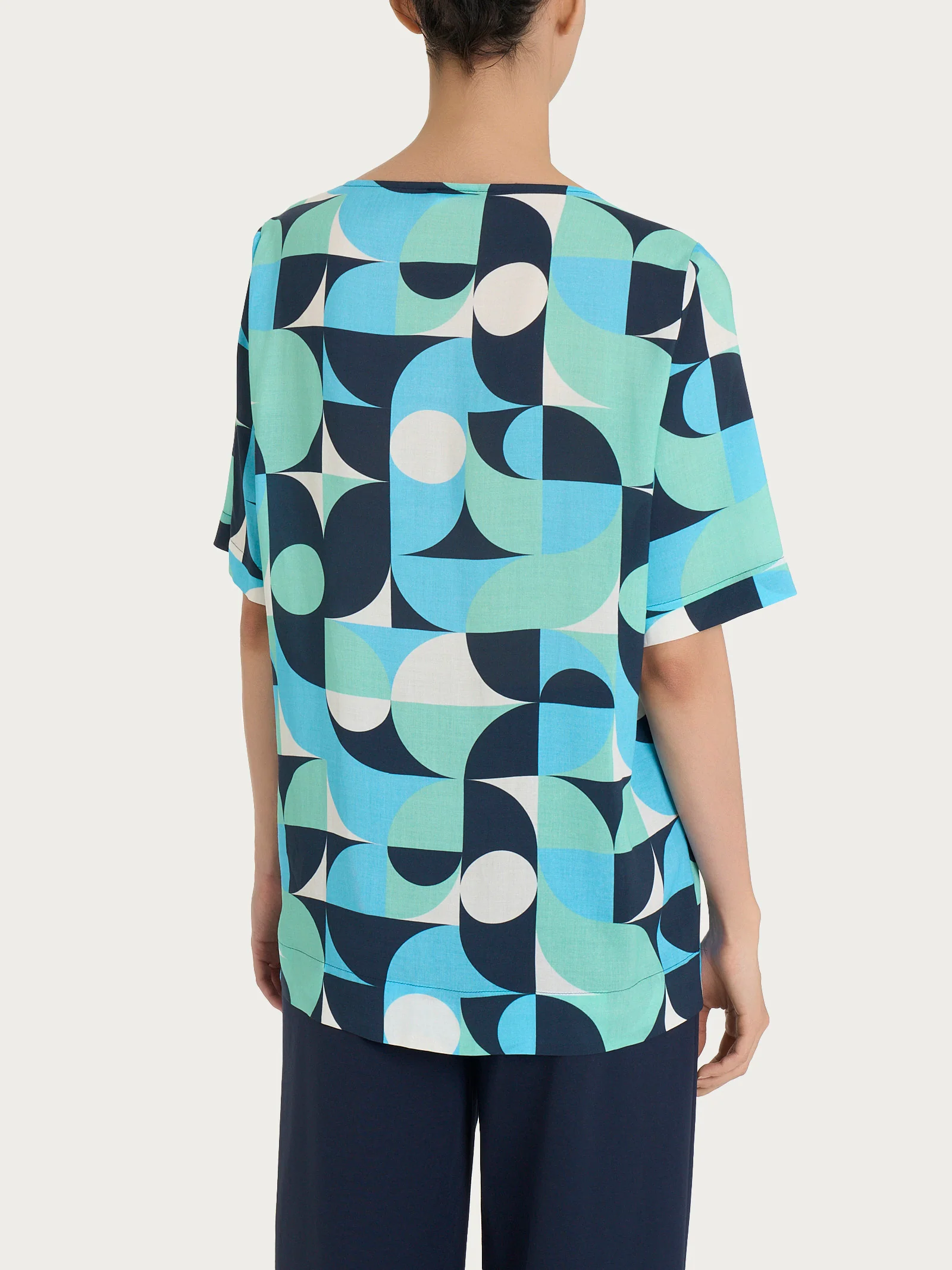 Blusa girocollo in Ecoseta - Fant. Pool Blue - Image 2
