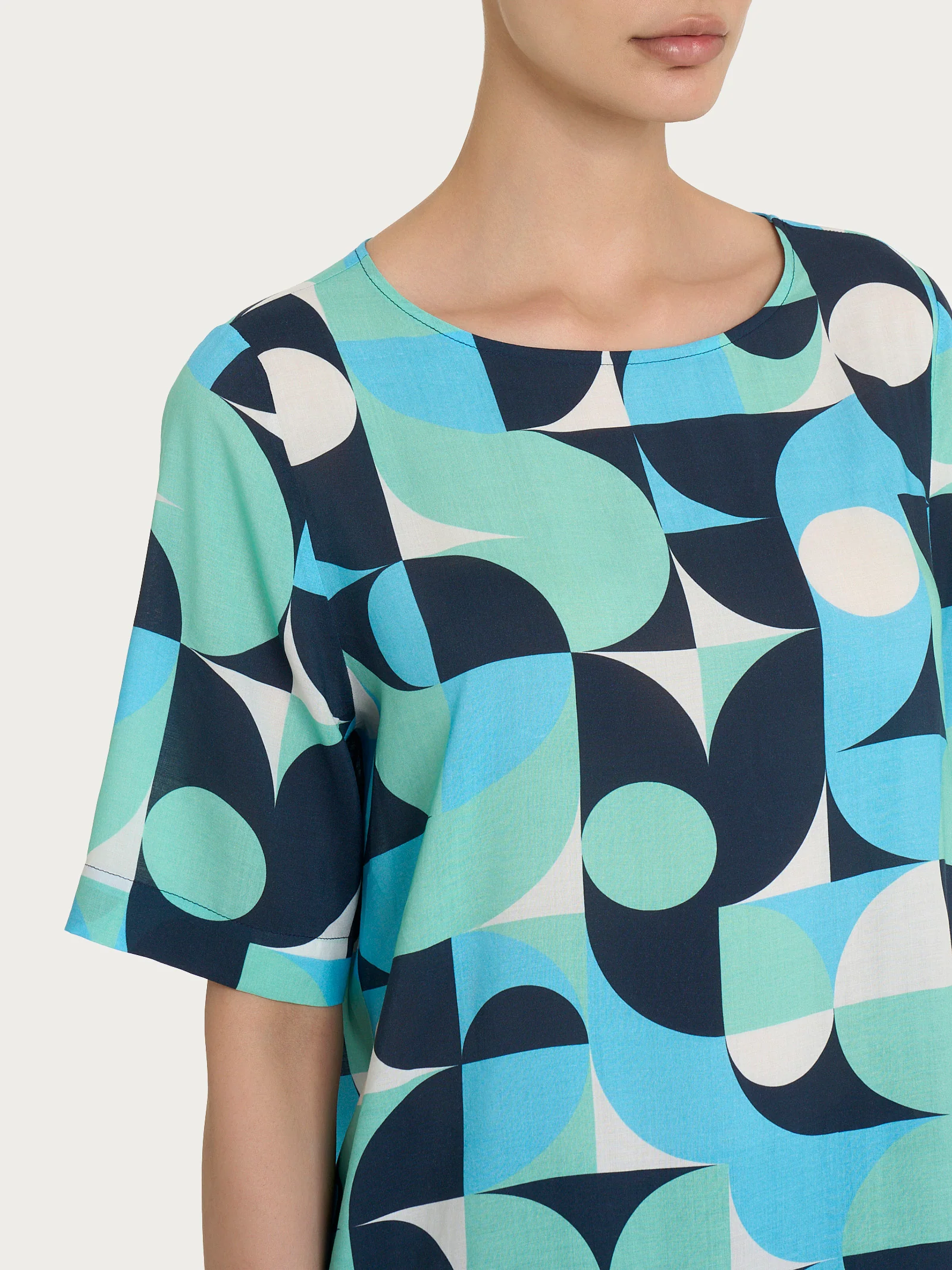 Blusa girocollo in Ecoseta - Fant. Pool Blue - Image 3