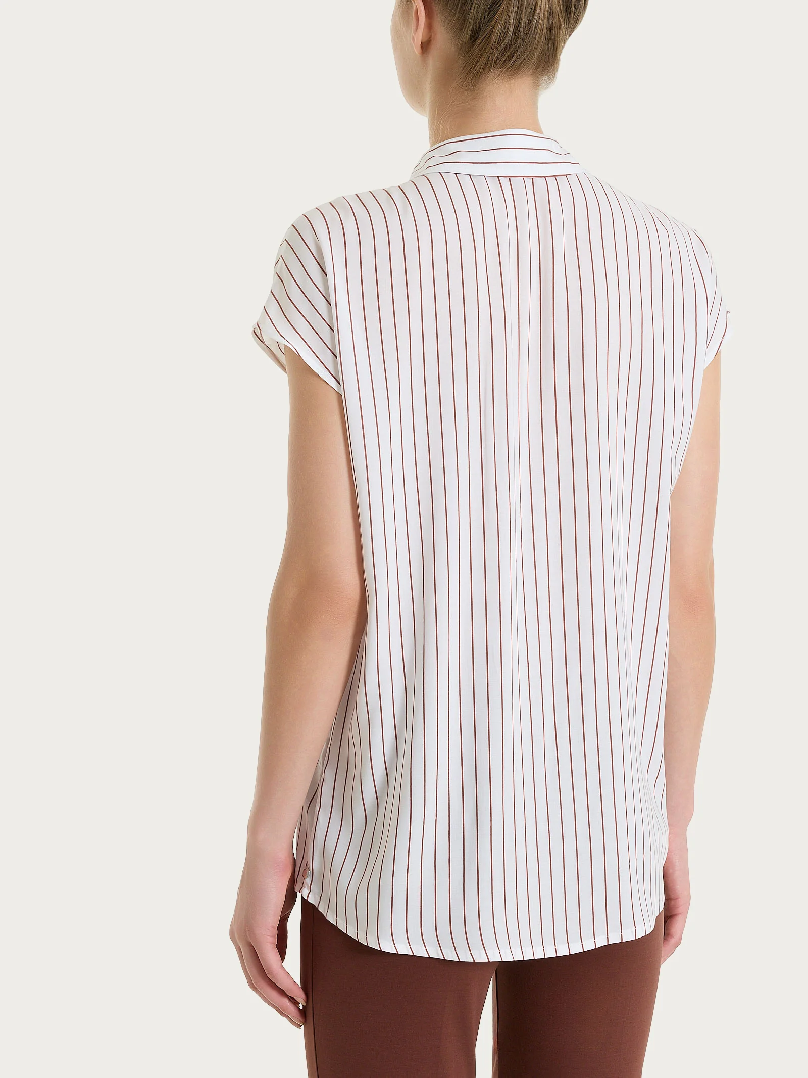 Camicia a righe con manica corta in Ecoseta - Fant. Mahogany - Image 2