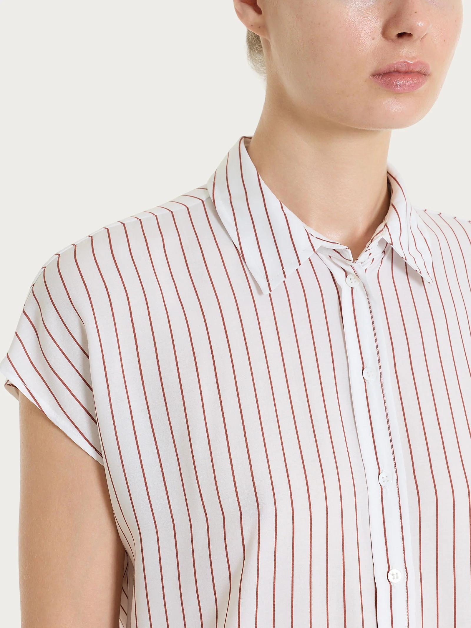 Camicia a righe con manica corta in Ecoseta - Fant. Mahogany - Image 3