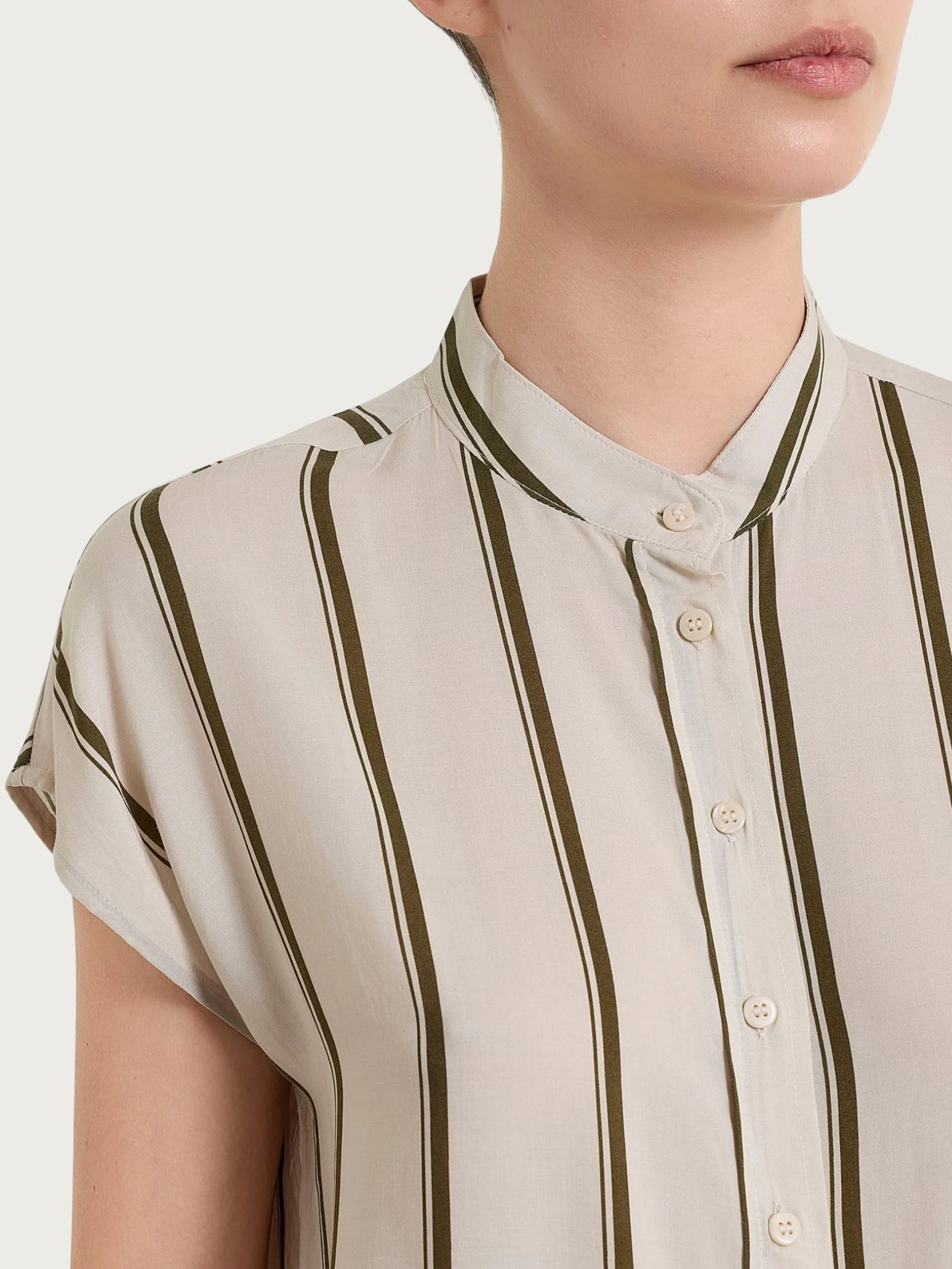 Camicia a righe spaziate e manica corta in EcoSeta - Fant. Dark Olive - Image 4