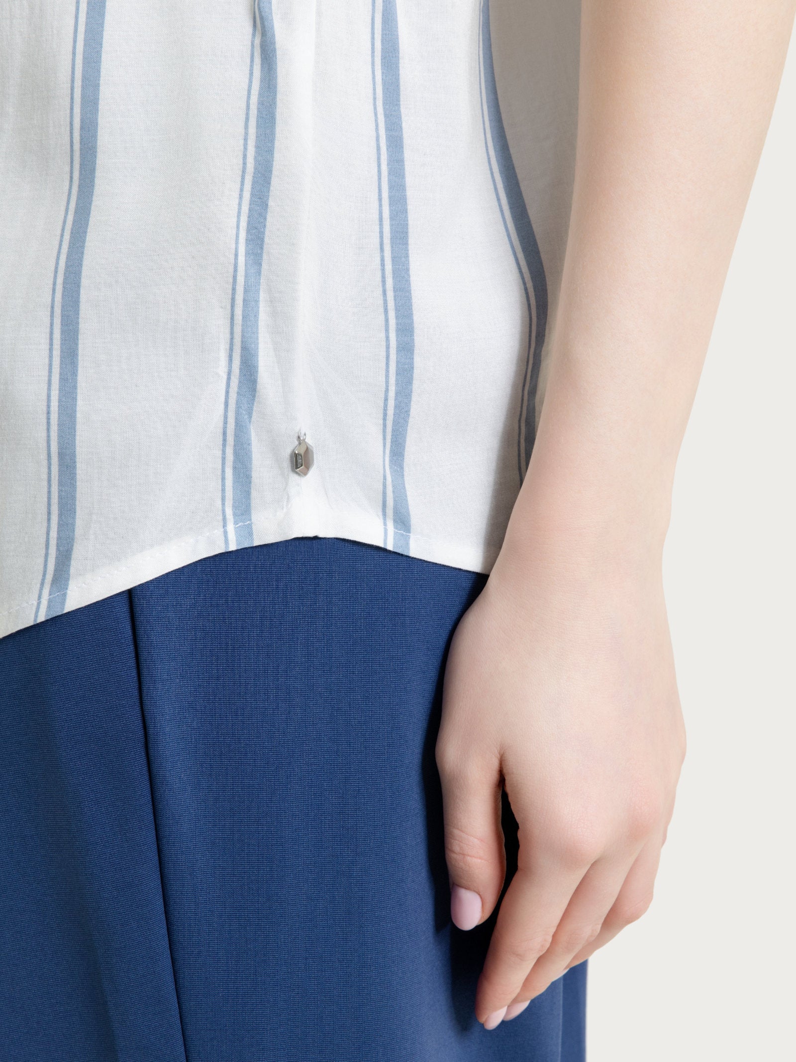 Camicia a righe spaziate e manica corta in EcoSeta - Fant. Dusty Blue - Image 4