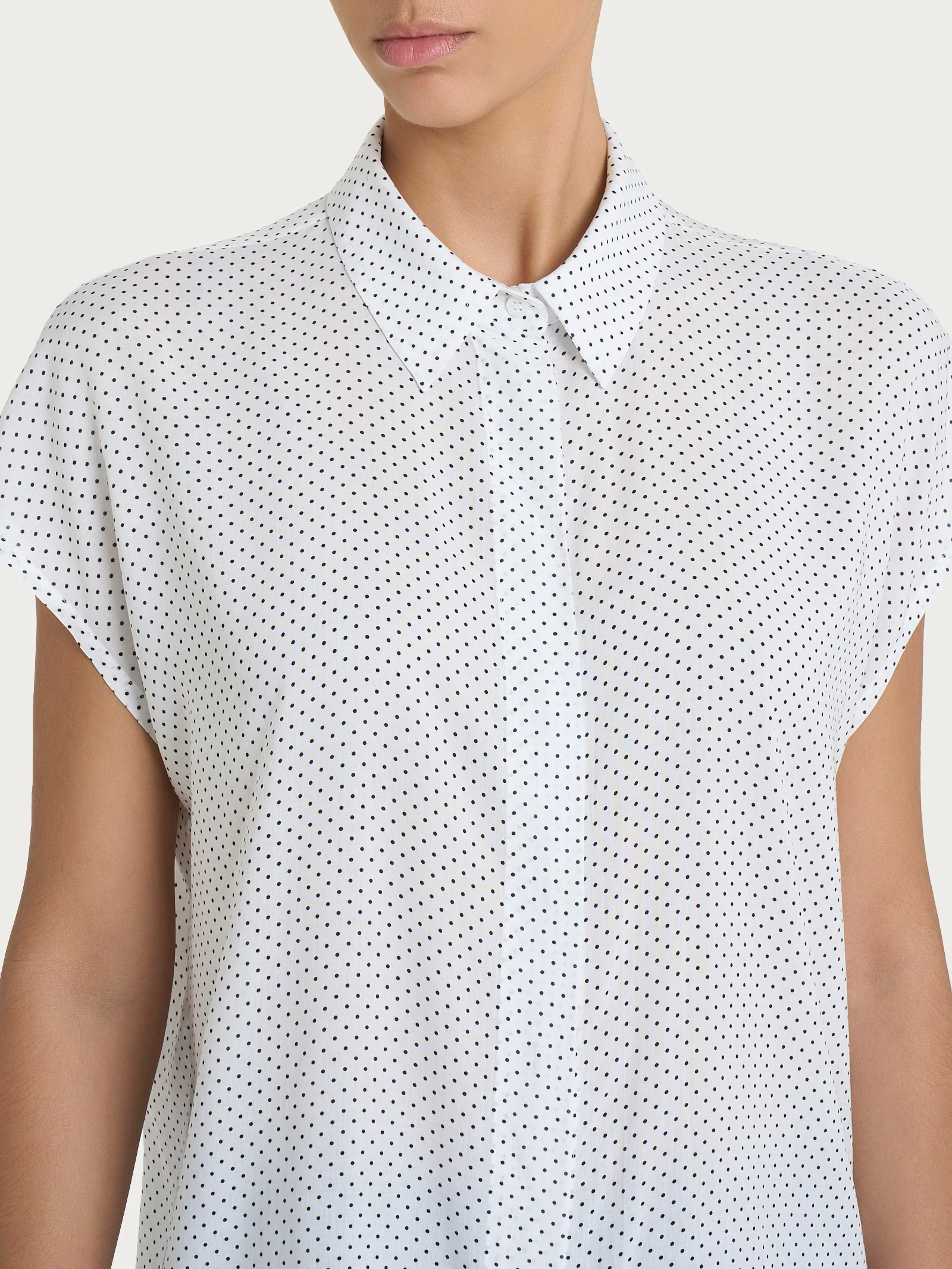 Camicia con dots e manica corta a kimono in Ecoseta - Fant.Bianco - Image 3