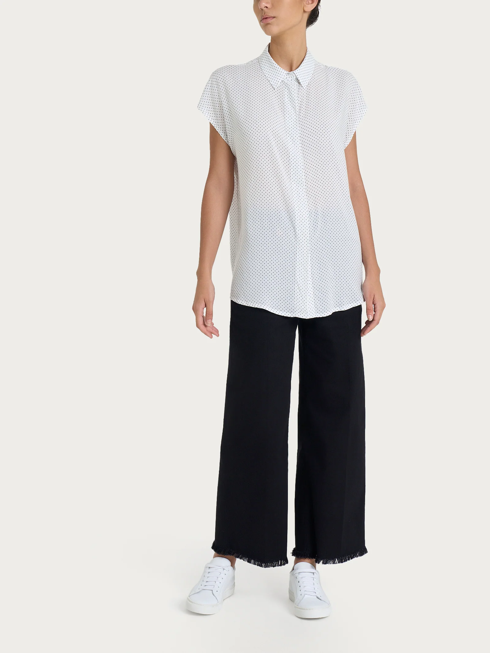 Camicia con dots e manica corta a kimono in Ecoseta - Fant.Bianco - Image 4