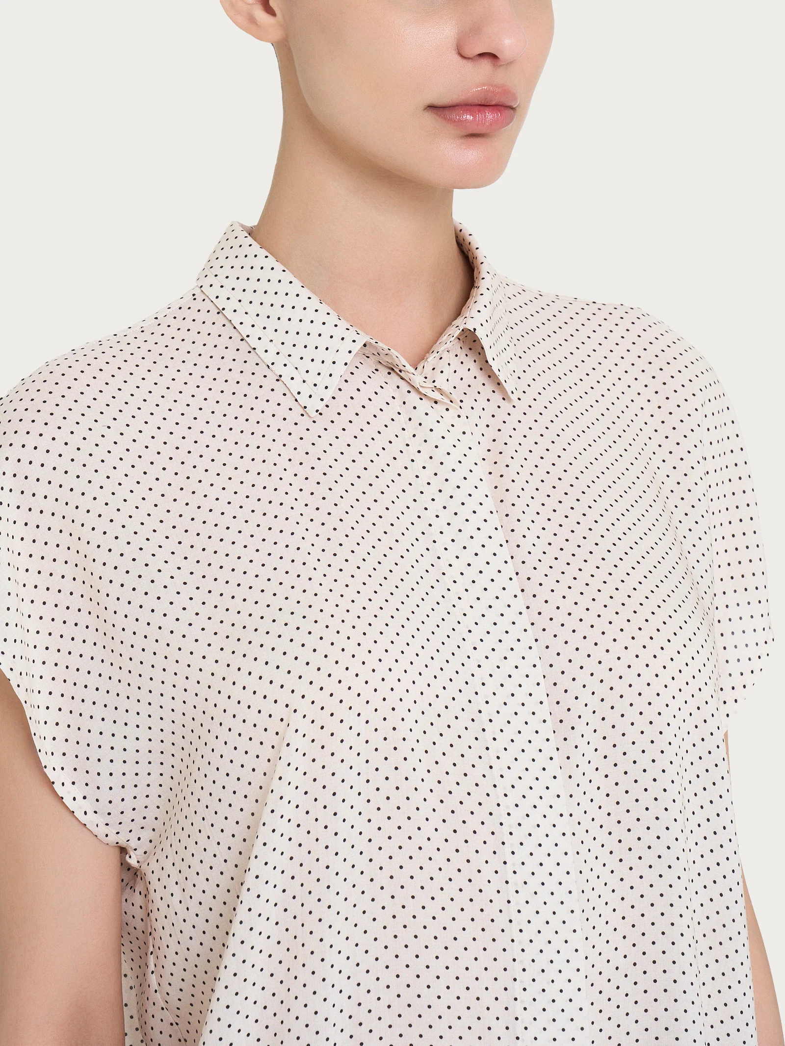 Camicia con dots e manica corta a kimono in Ecoseta - Fant.Champignon - Image 3