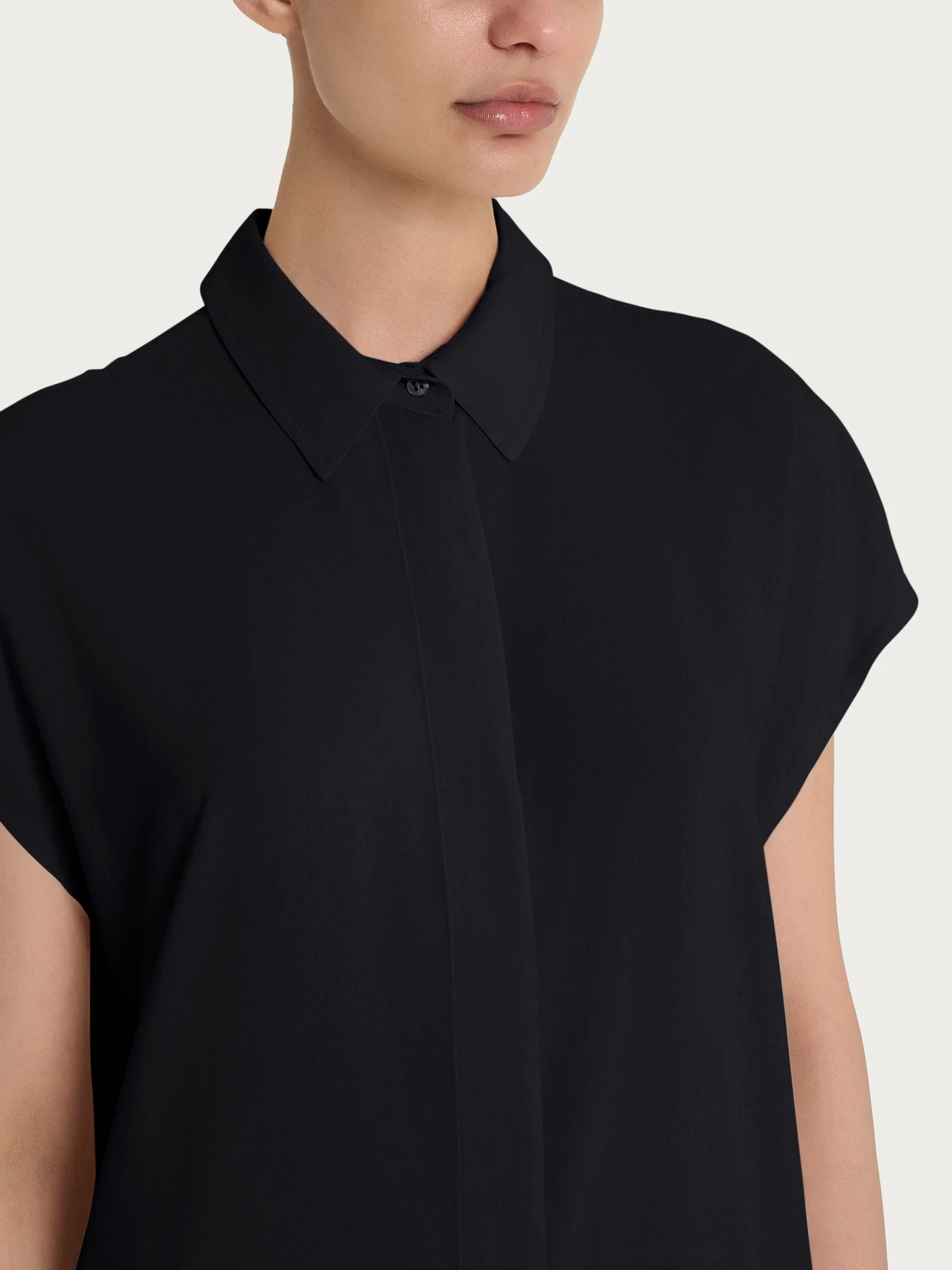 Camicia con manica corta a kimono in Ecoseta - Nero - Image 3