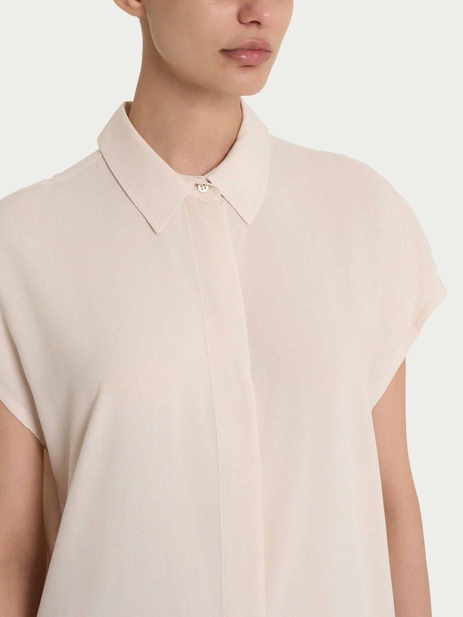 Camicia con manica corta a kimono in Ecoseta - Champignon - Image 3