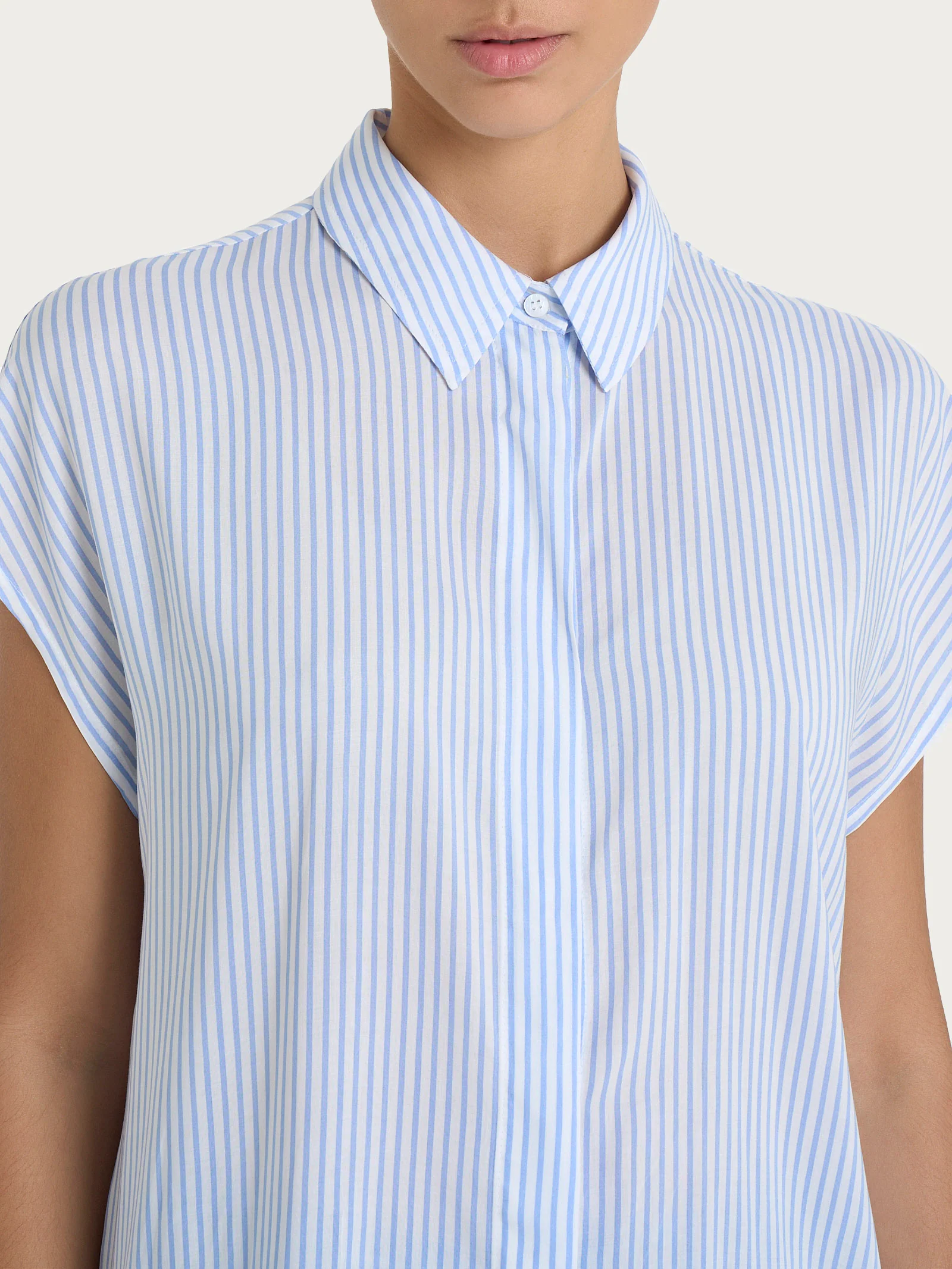 Camicia con stripes e manica corta a kimono in Ecoseta - Fant. Lavender Lustre - Image 3