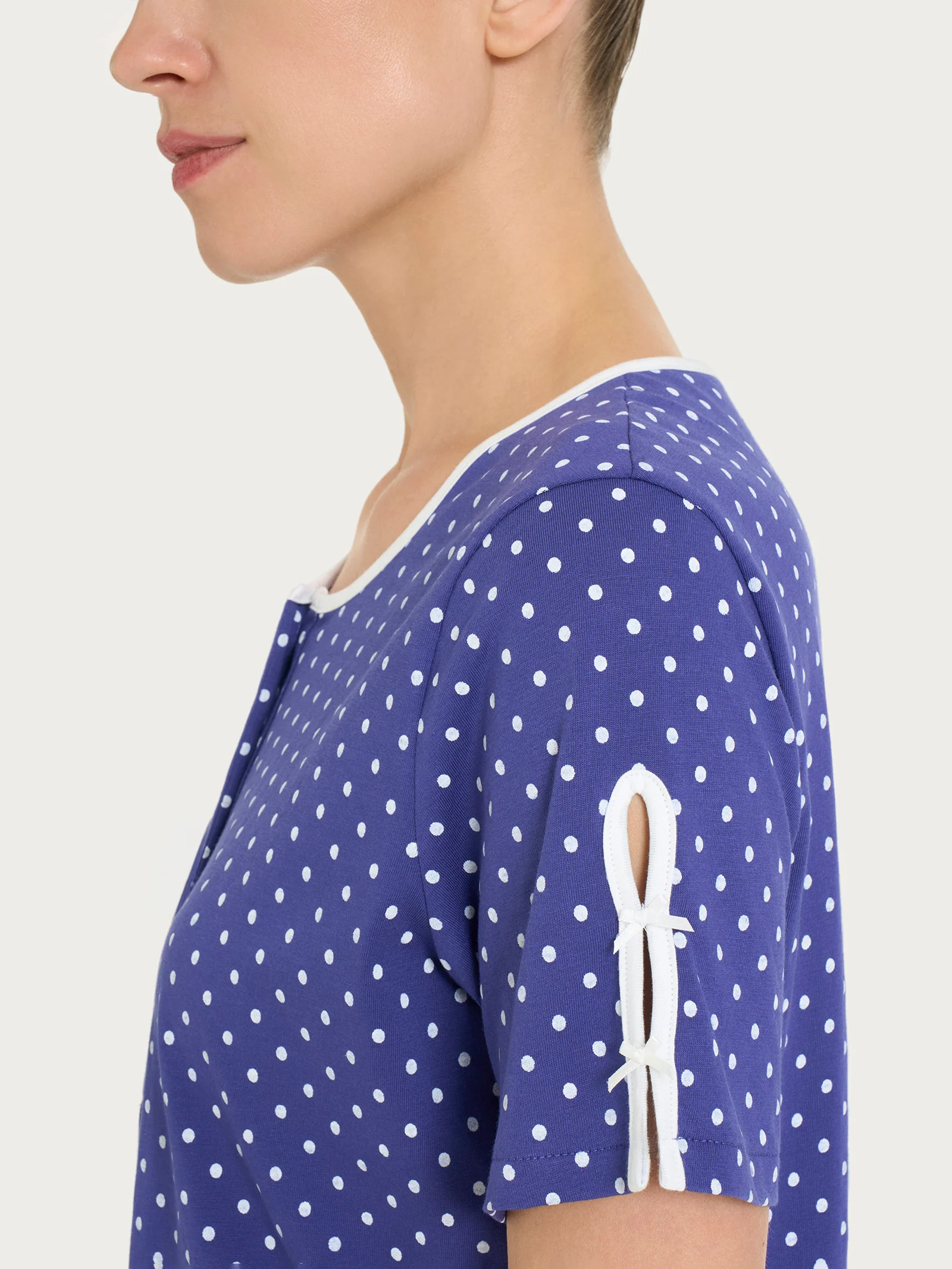 Camicia da notte a pois con collo a serafino in Jersey di cotone - Navy Blue Pois - Image 3