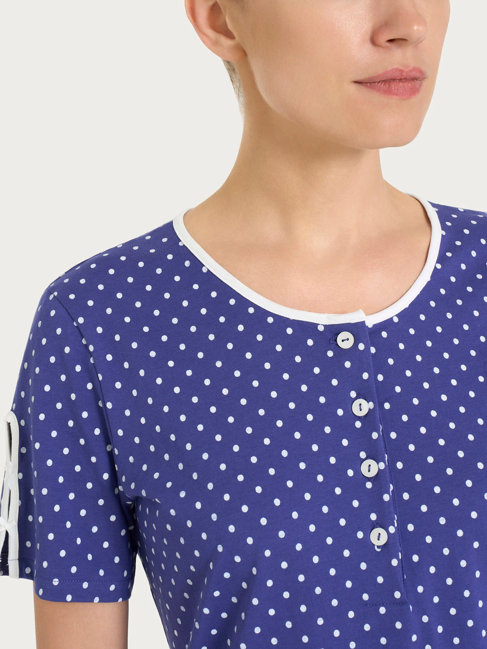 Camicia da notte a pois con collo a serafino in Jersey di cotone - Navy Blue Pois - Image 4