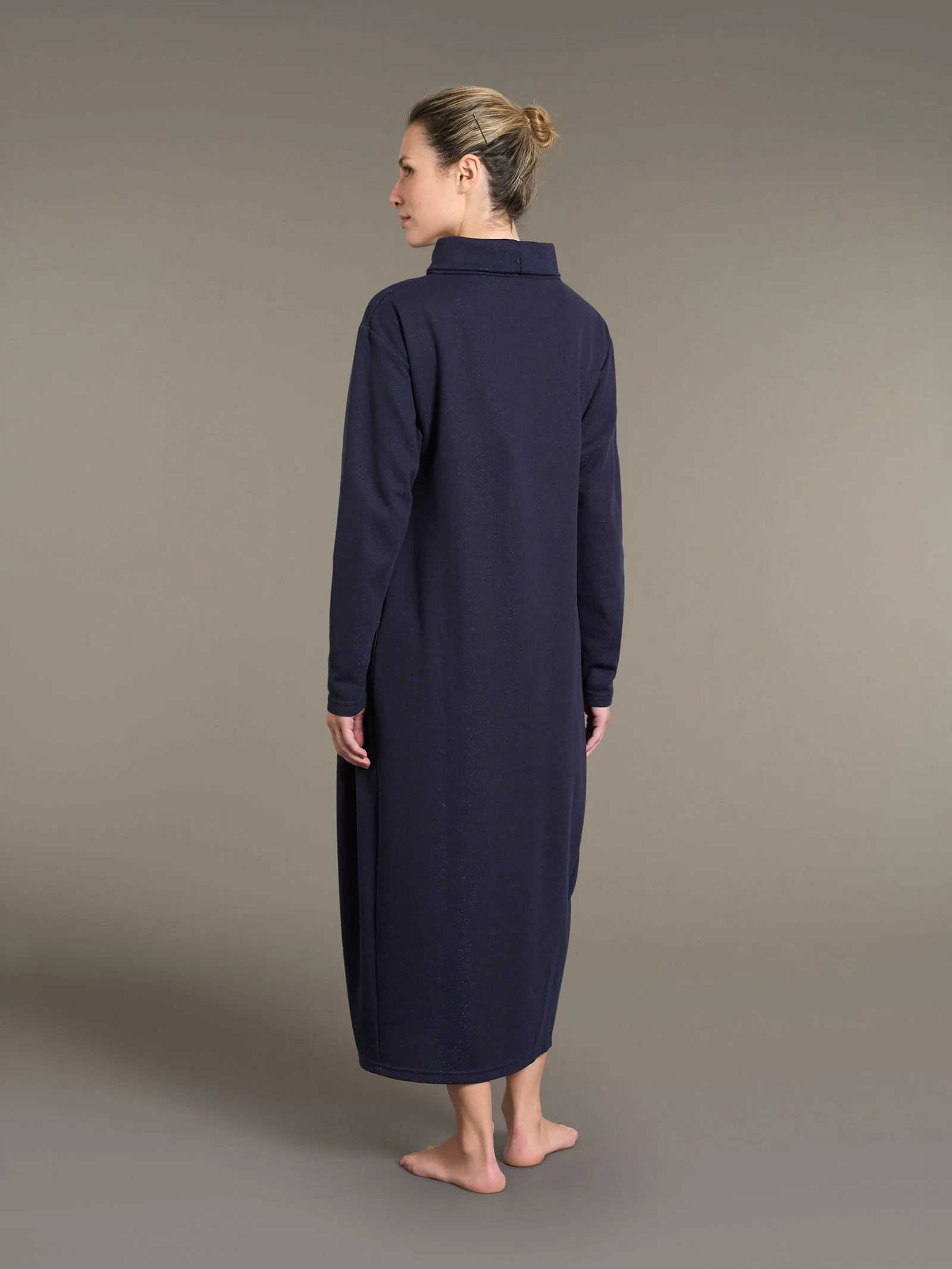 Camicia da notte lunga con collo alto in Cotton Eco Pile e Lurex - Tenebre - Image 2