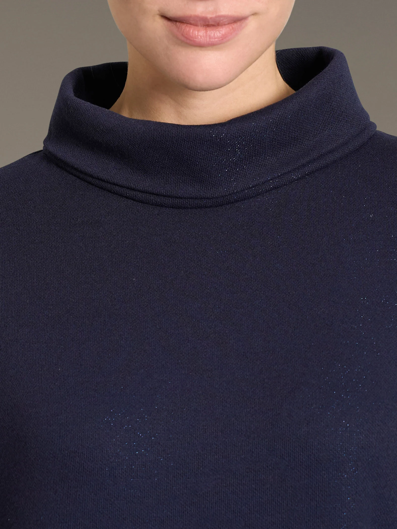 Camicia da notte lunga con collo alto in Cotton Eco Pile e Lurex - Tenebre - Image 3