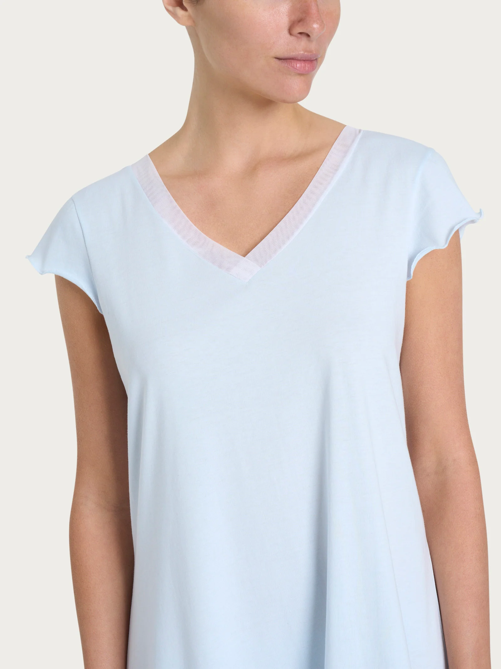 Camicia da notte tinta unita con scollo a V in Jersey di Cotone - Ice Water - Image 3