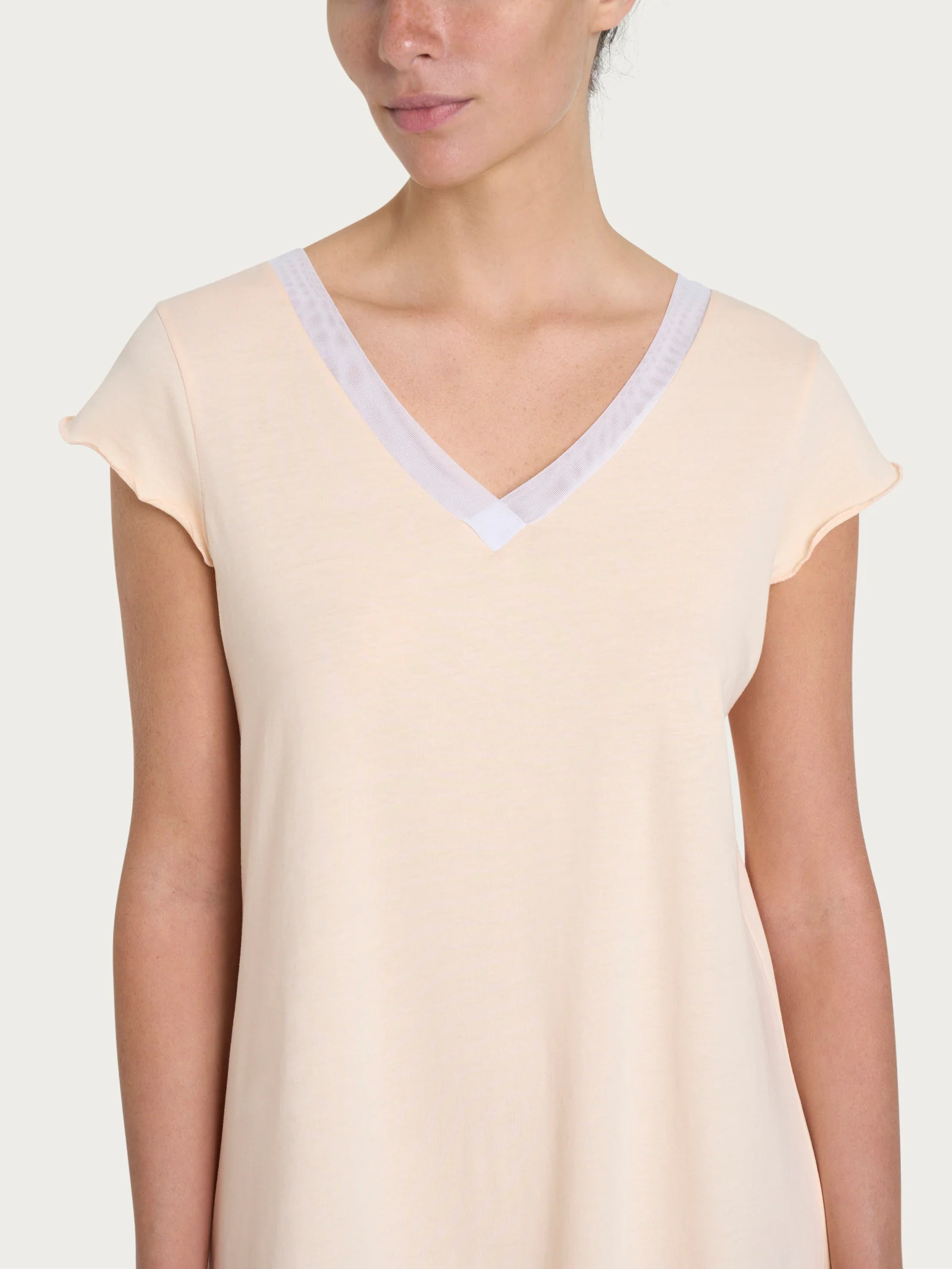 Camicia da notte tinta unita con scollo a V in Jersey di Cotone - Pale Peach - Image 3