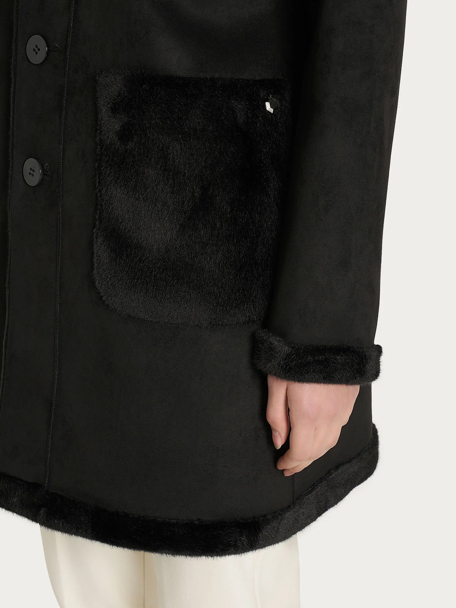 Cappotto corto con revers double-face in Vegan Shearling - Nero - Image 5