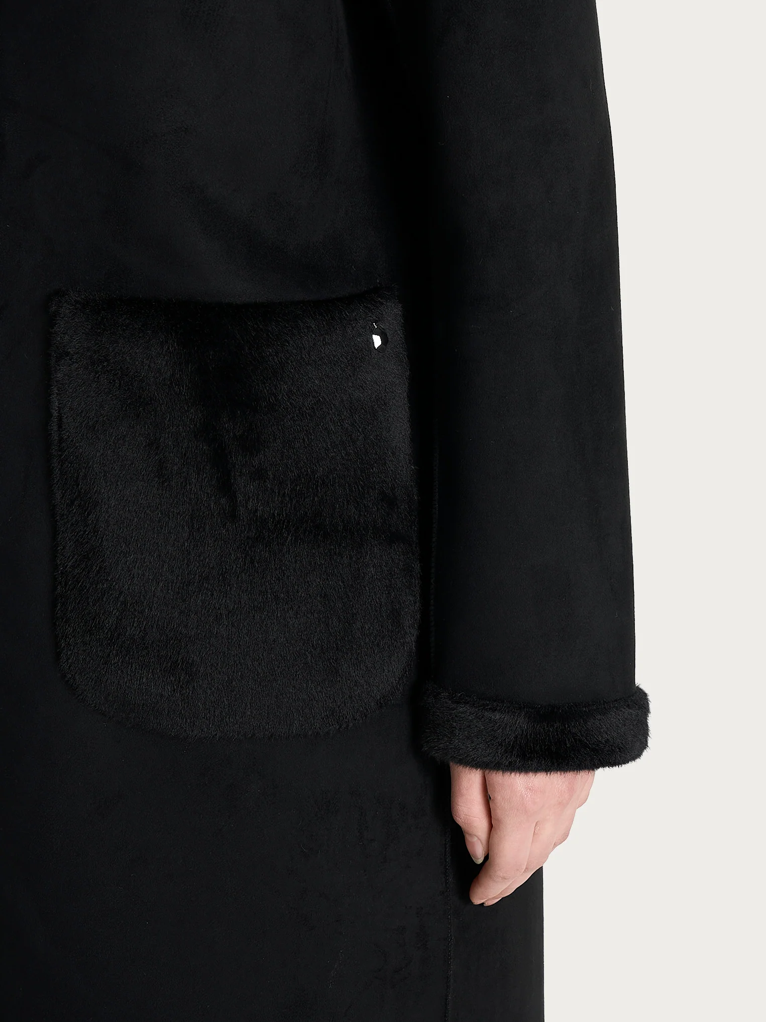 Cappotto lungo con revers double-face in Vegan Shearling - Nero - Image 5