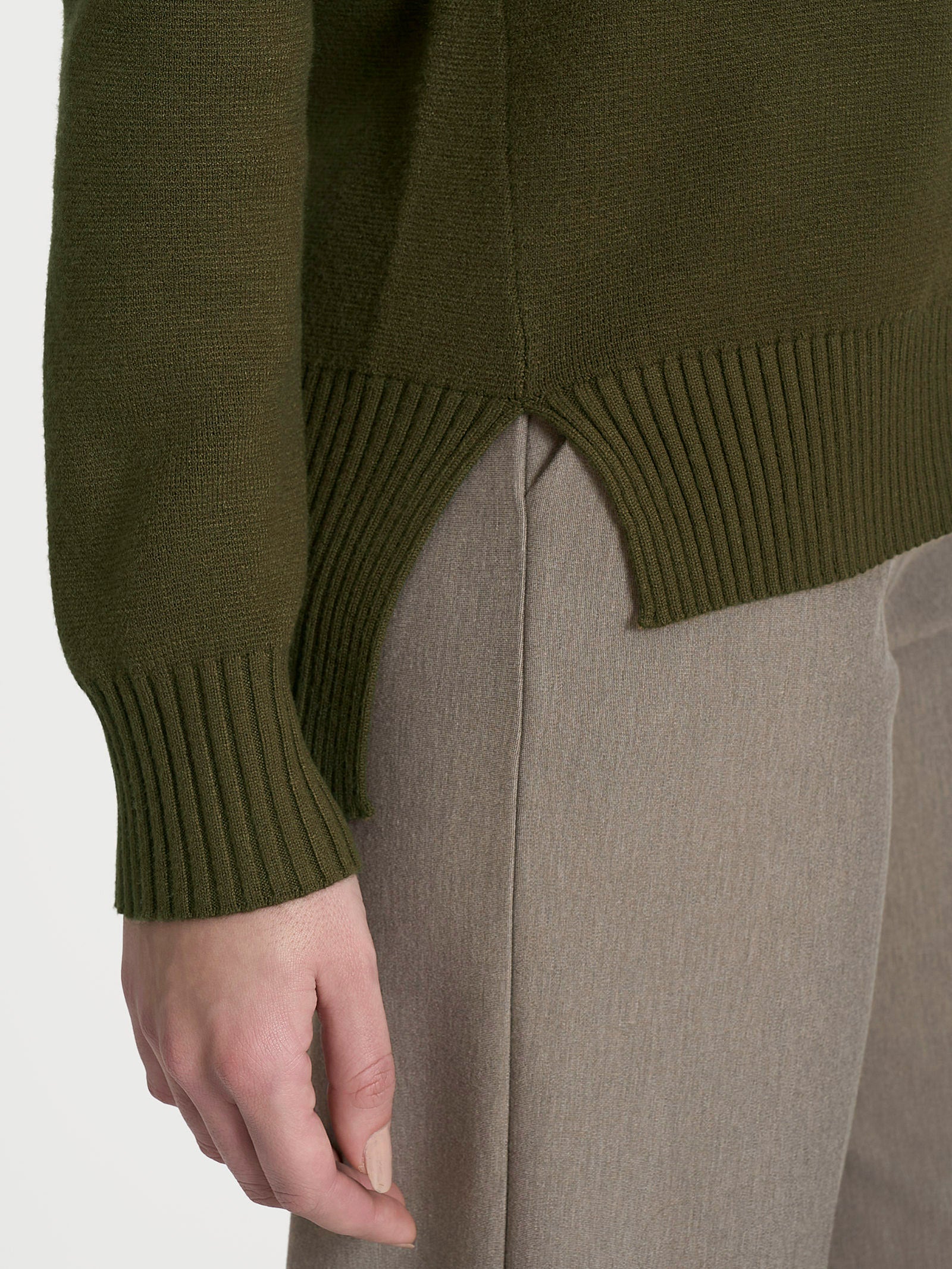 Cardigan asimmetrico con bottoni in Super Soft - Dark Olive - Image 3
