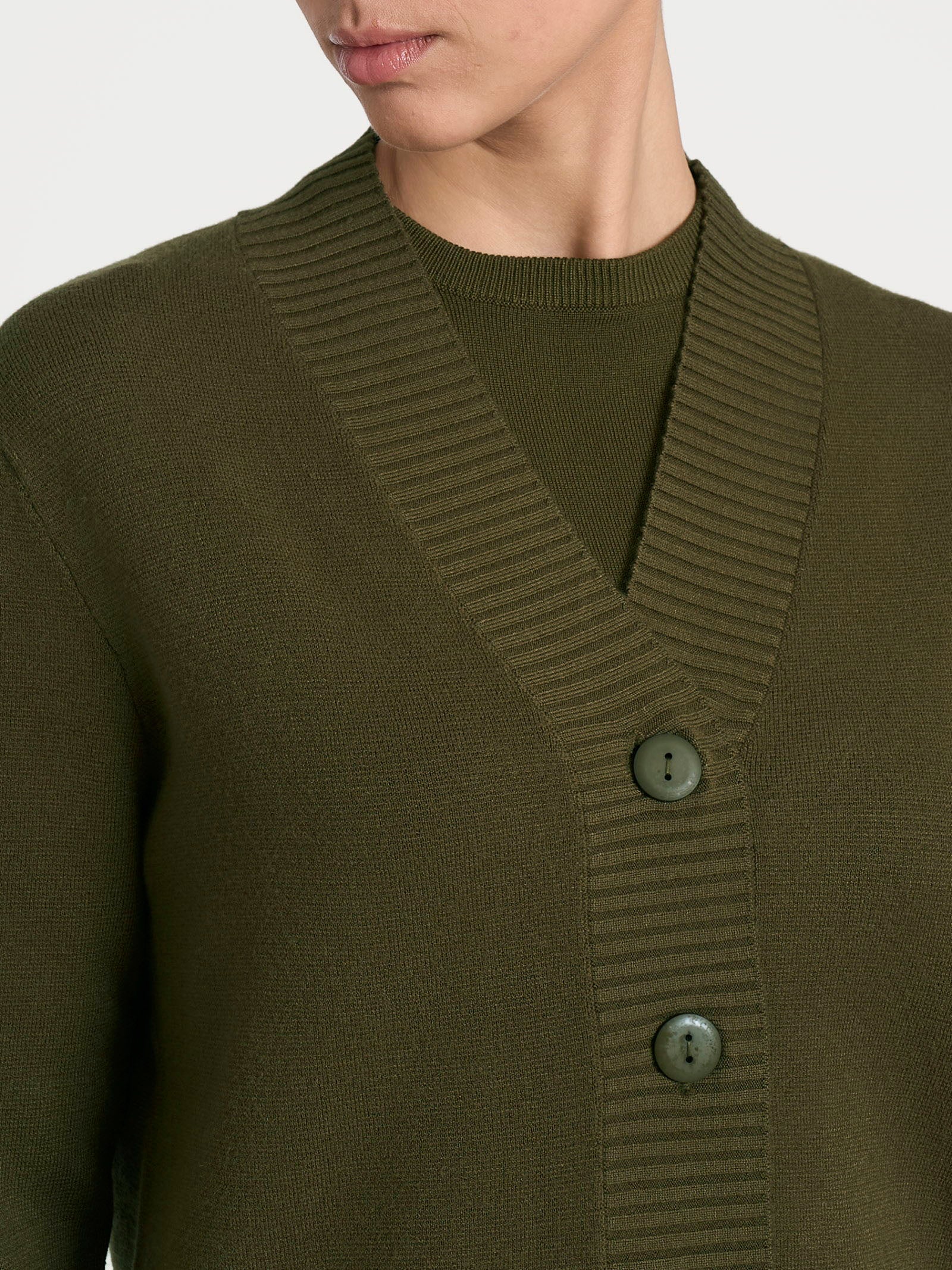 Cardigan asimmetrico con bottoni in Super Soft - Dark Olive - Image 4