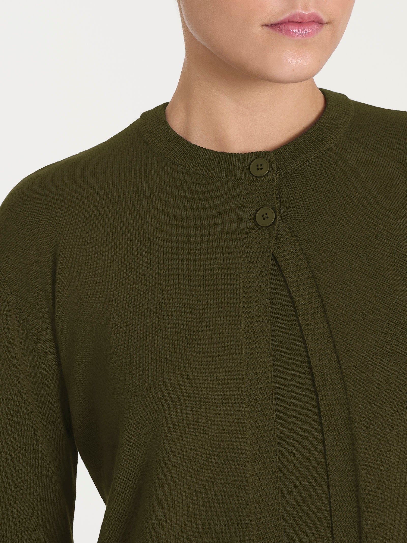 Cardigan corto con due bottoni Four Seasons - Dark Olive - Image 3