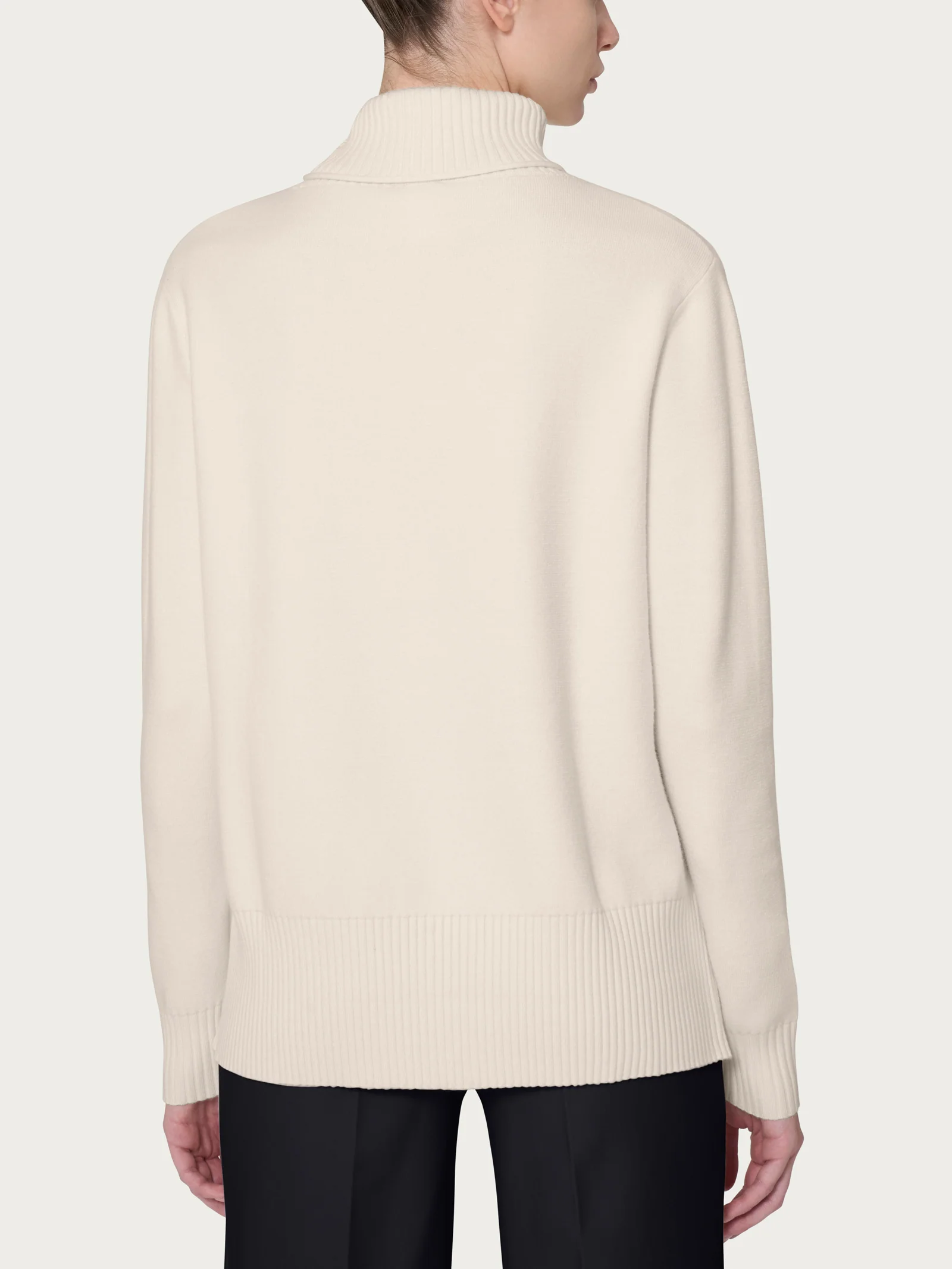 Dolcevita asimmetrico in Super Soft - Champignon - Image 2